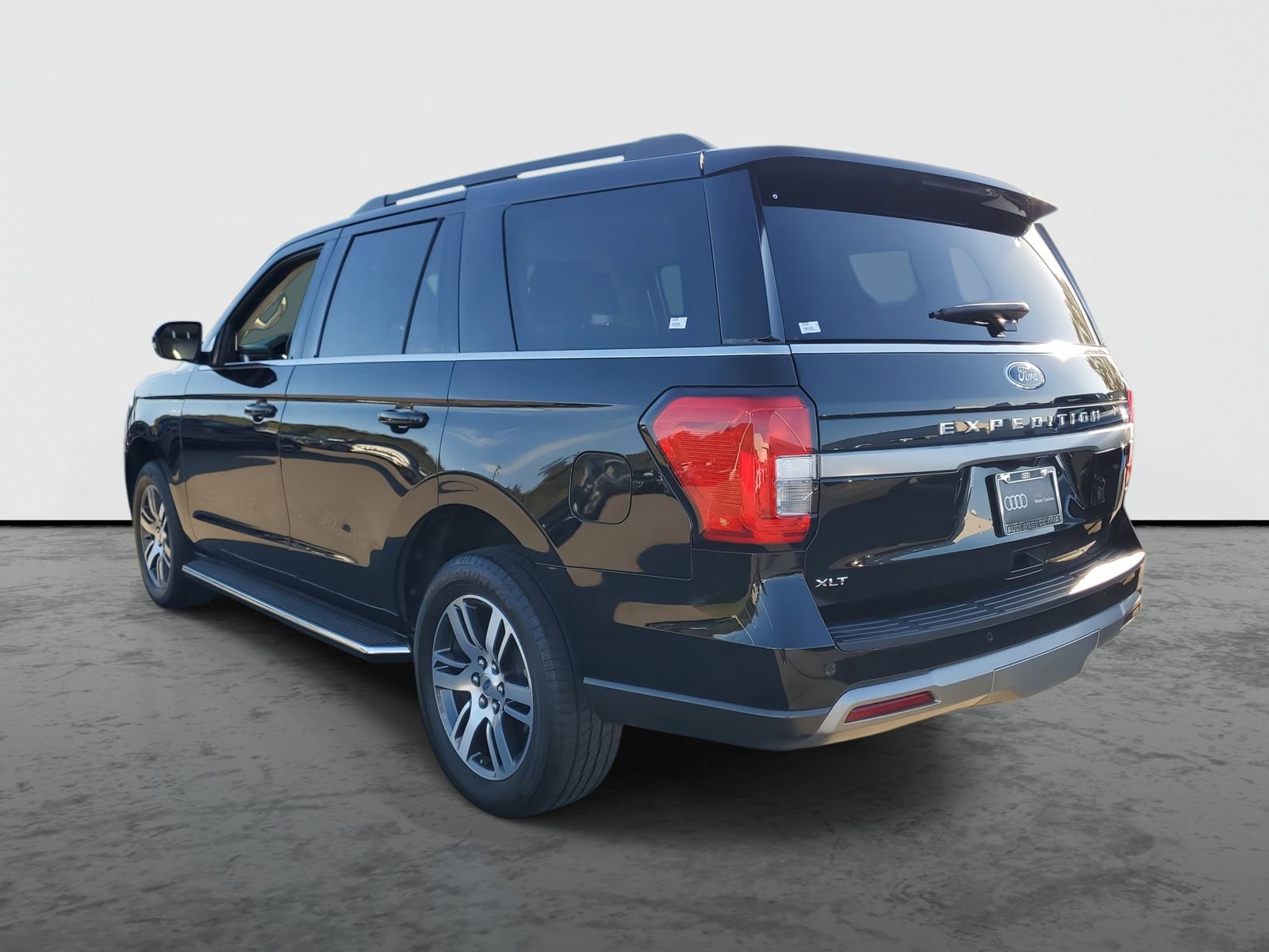 Used 2022 Ford Expedition XLT image 3