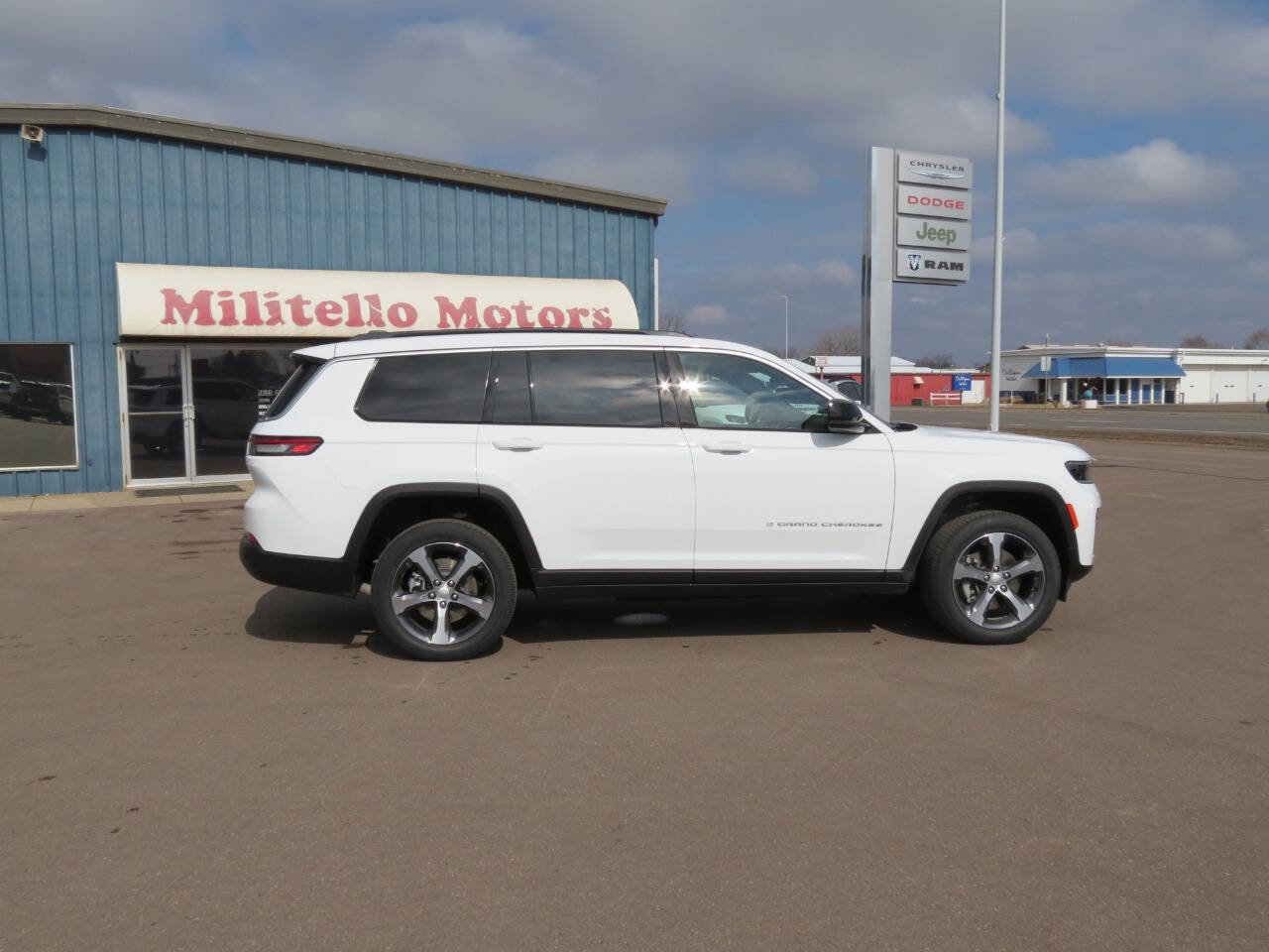 New 2026 Jeep Grand Cherokee L Limited w/ Trailer Tow Package AWD/4WD image 7