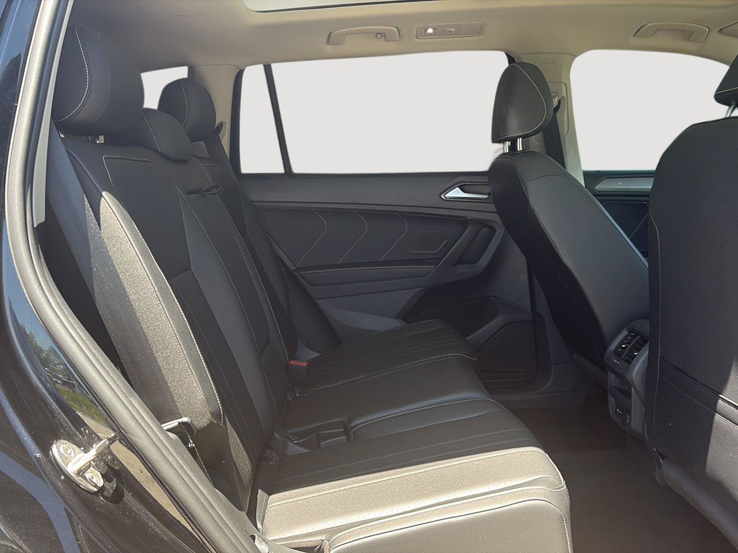 Certified 2023 Volkswagen Tiguan SE w/ Panoramic Sunroof Package AWD/4WD image 11