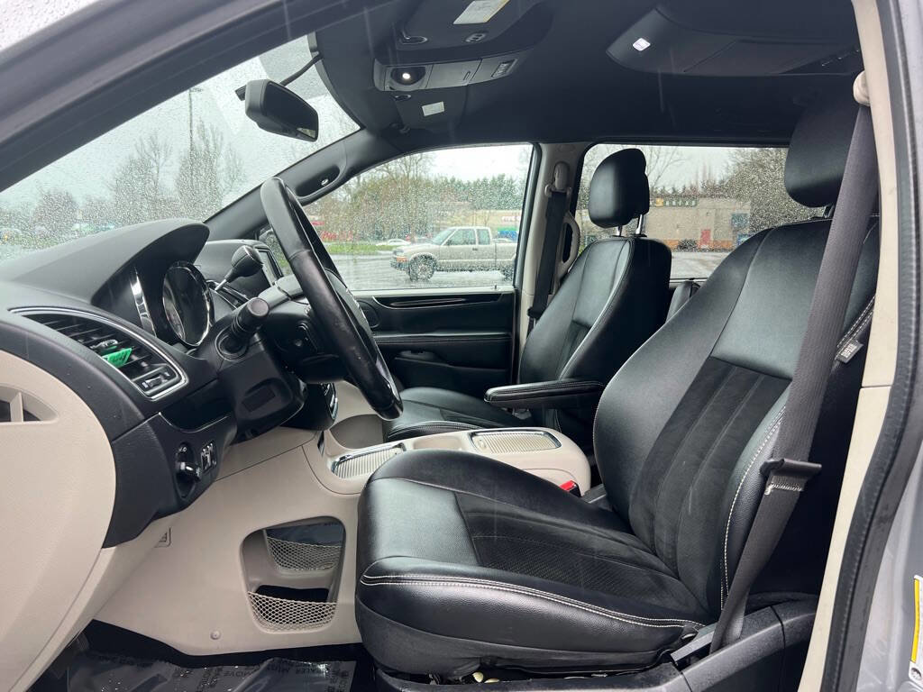 Used 2016 Dodge Grand Caravan SXT image 9