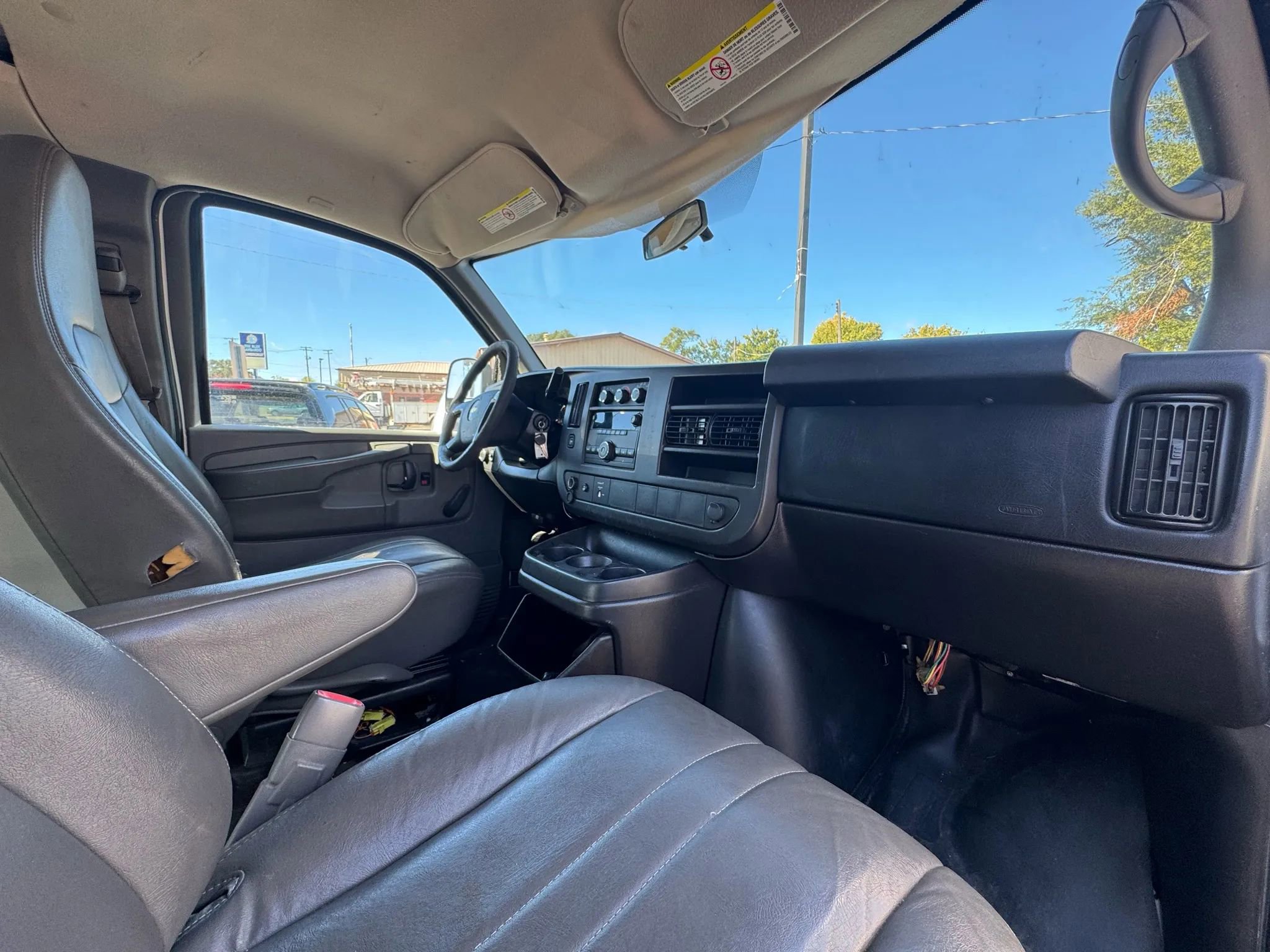 Used 2011 Chevrolet Express 2500 image 4