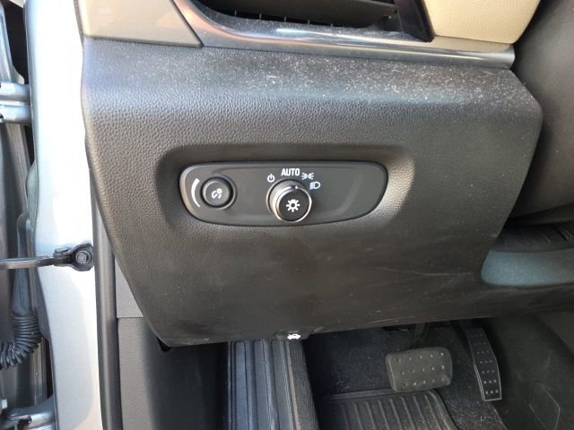 Used 2023 Chevrolet Traverse LS FWD image 14