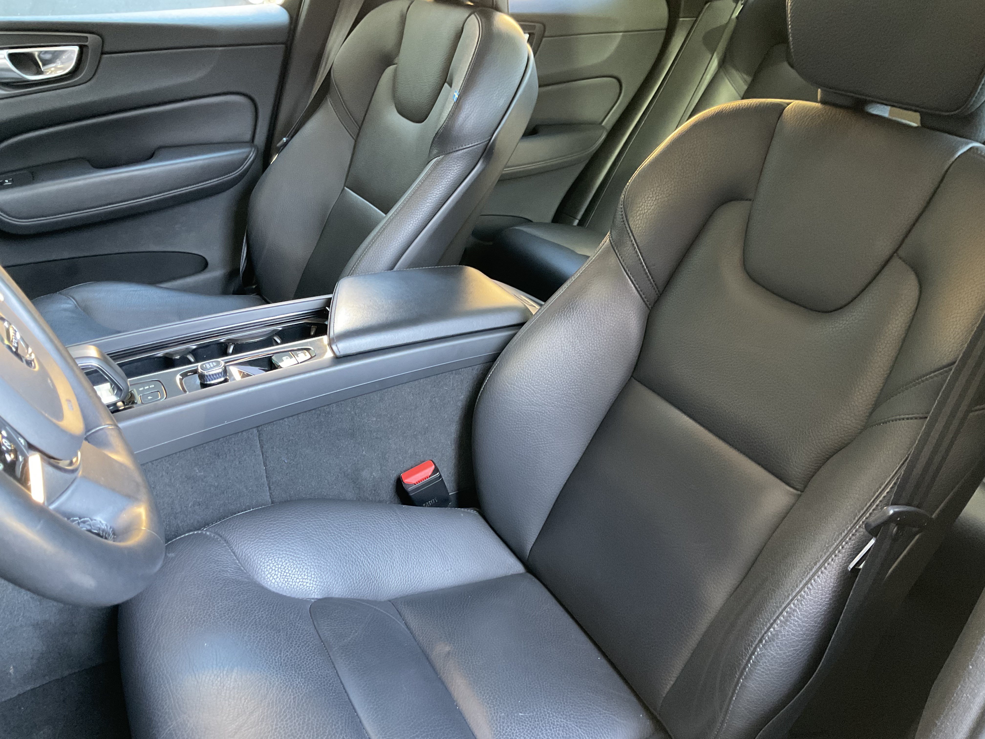 Used 2023 Volvo XC60 B5 Plus AWD/4WD image 31