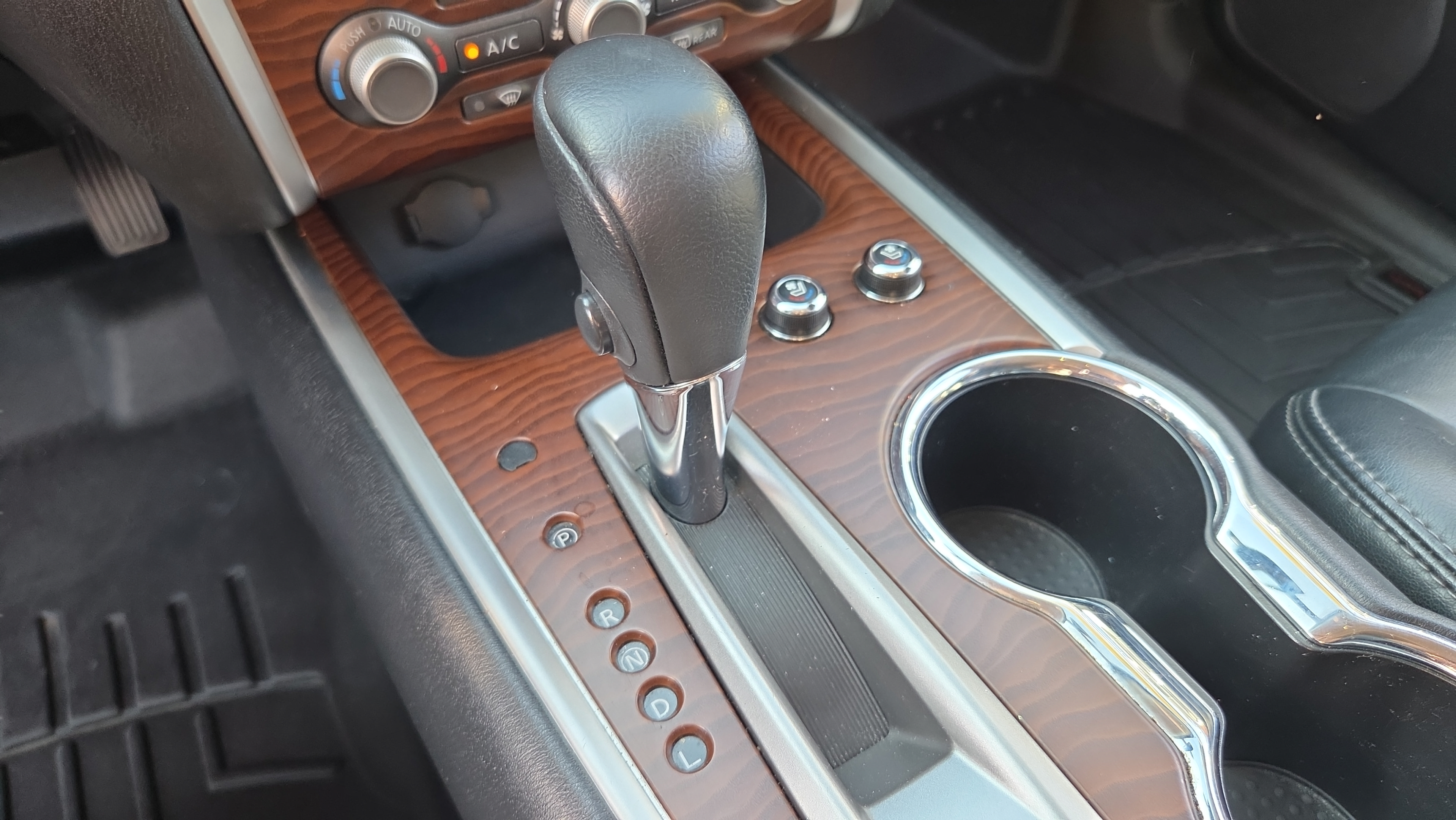 Used 2017 Nissan Pathfinder Platinum FWD image 22