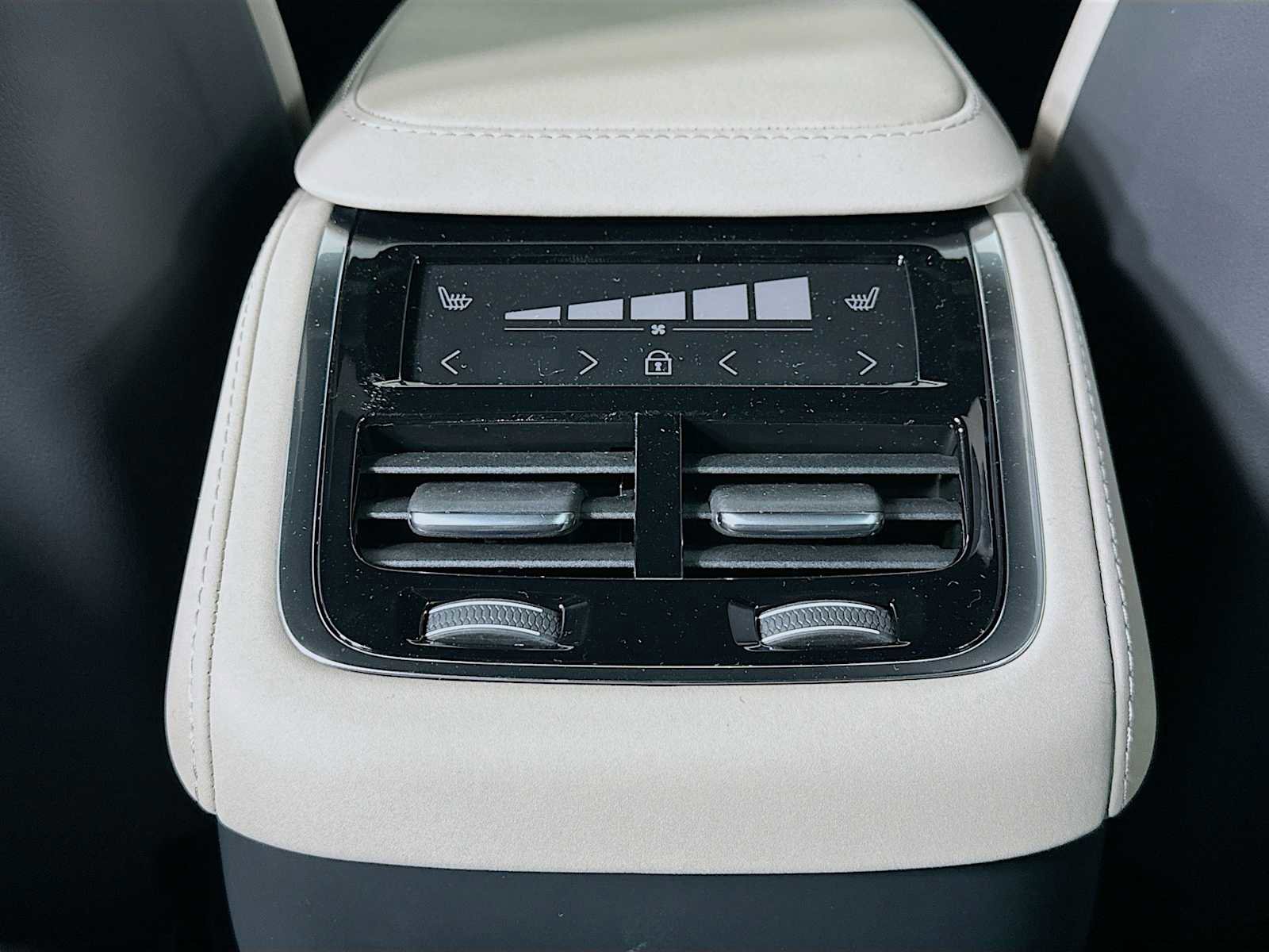 New 2026 Volvo XC90 B6 Plus w/ Protection Package image 24