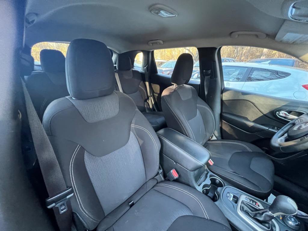 Used 2015 Jeep Cherokee Latitude w/ Cold Weather Group AWD/4WD image 18