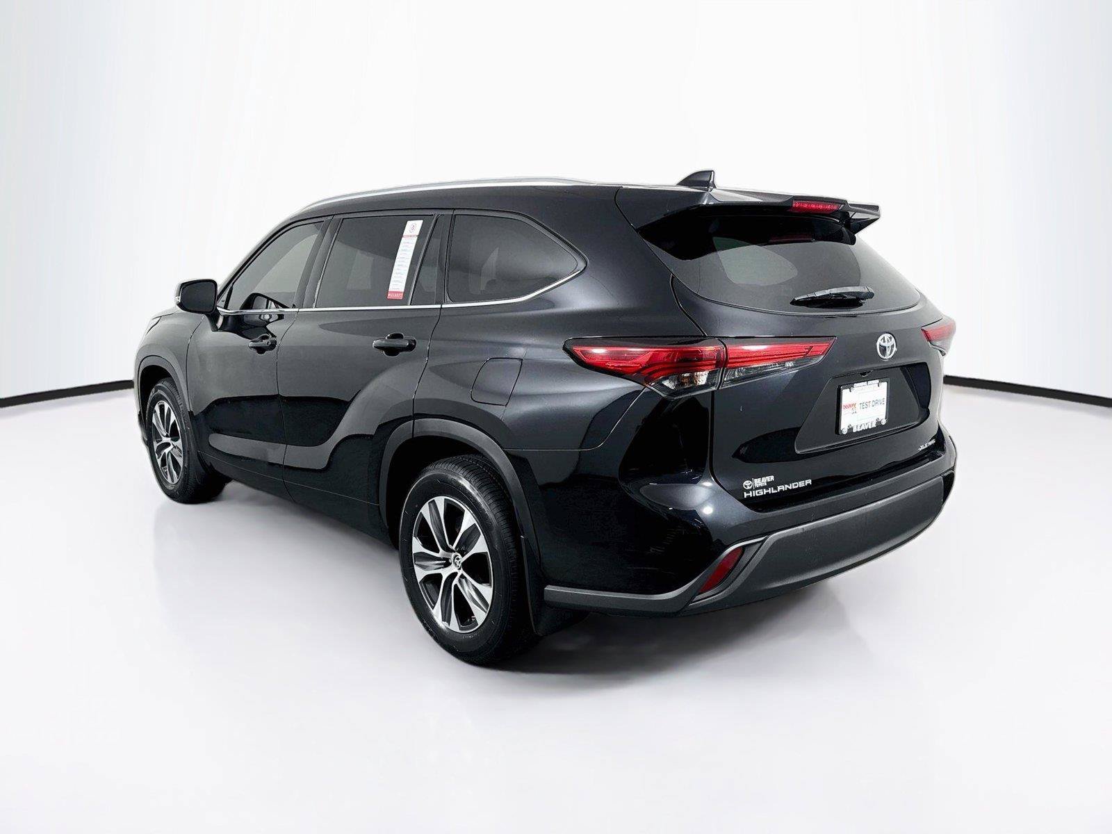 Used 2021 Toyota Highlander XLE AWD/4WD image 12