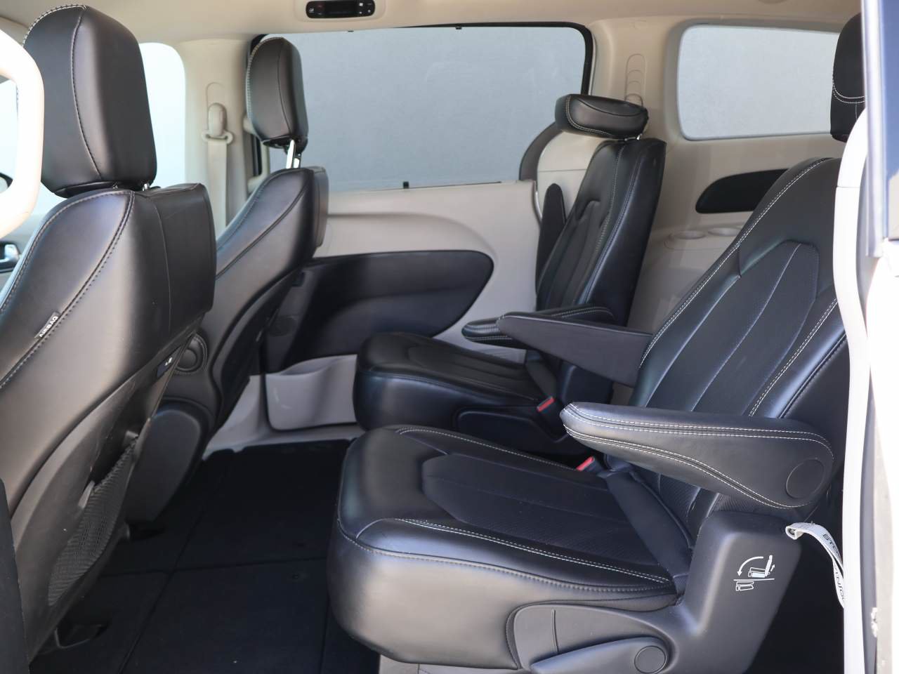 Certified 2024 Chrysler Pacifica Touring-L FWD image 10
