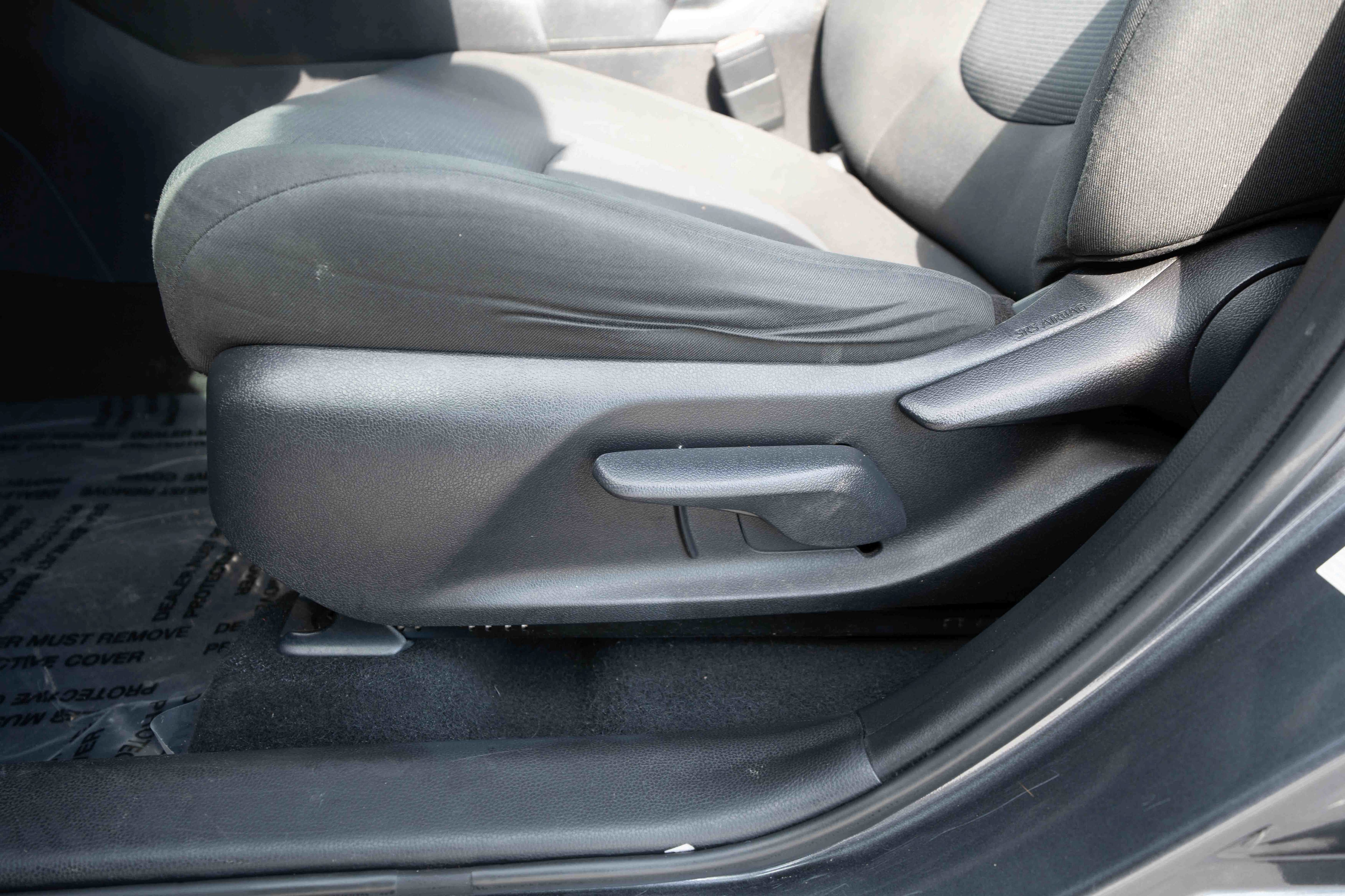 Used 2019 Toyota RAV4 LE AWD/4WD image 12