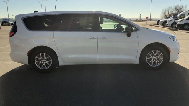 Used 2024 Chrysler Pacifica Touring-L image 9