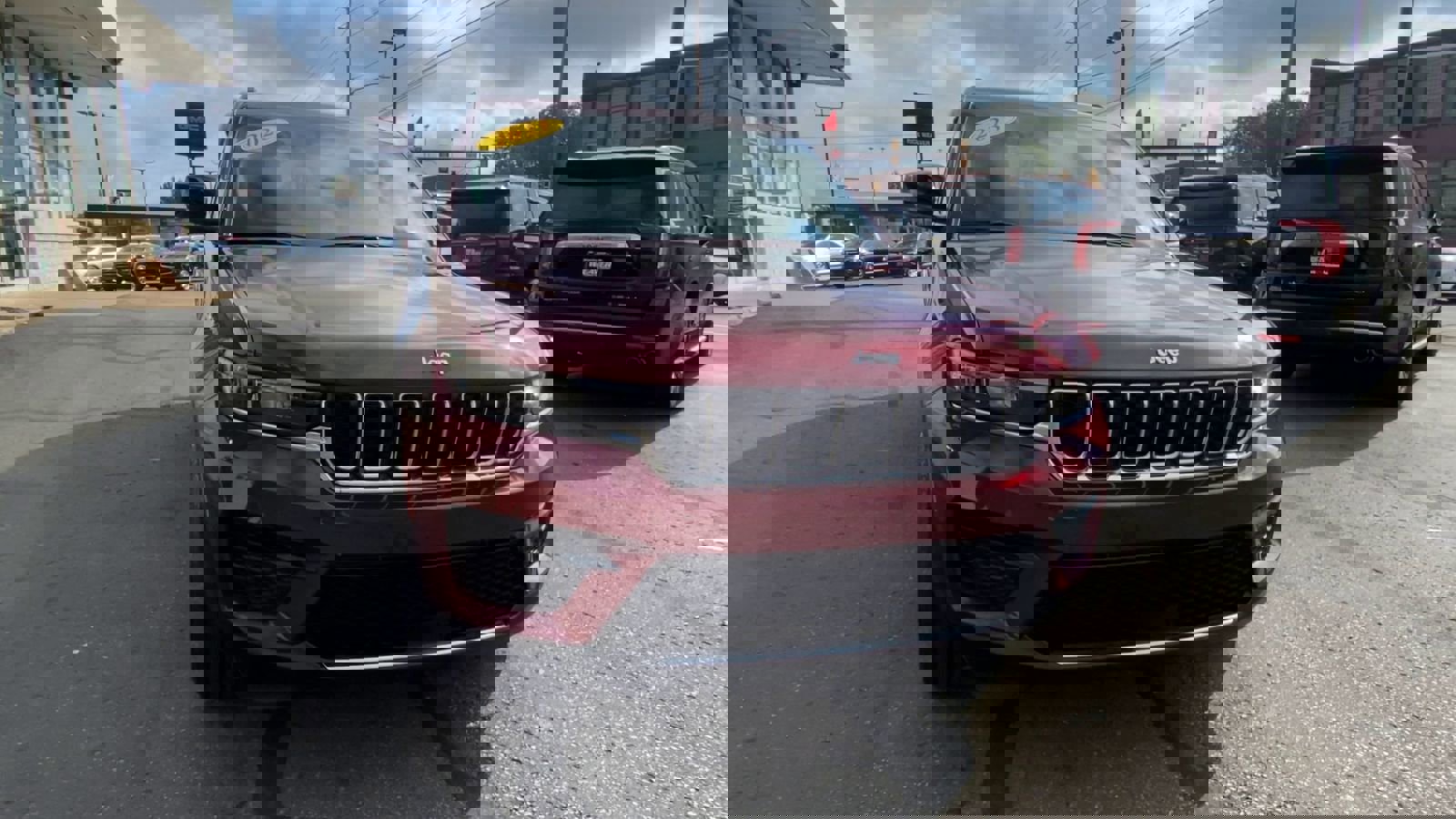 Used 2023 Jeep Grand Cherokee Laredo image 30