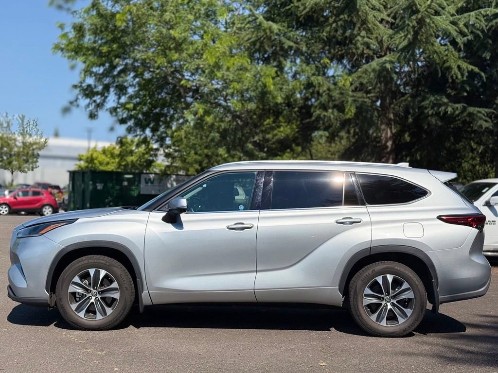 Used 2021 Toyota Highlander XLE AWD/4WD image 2