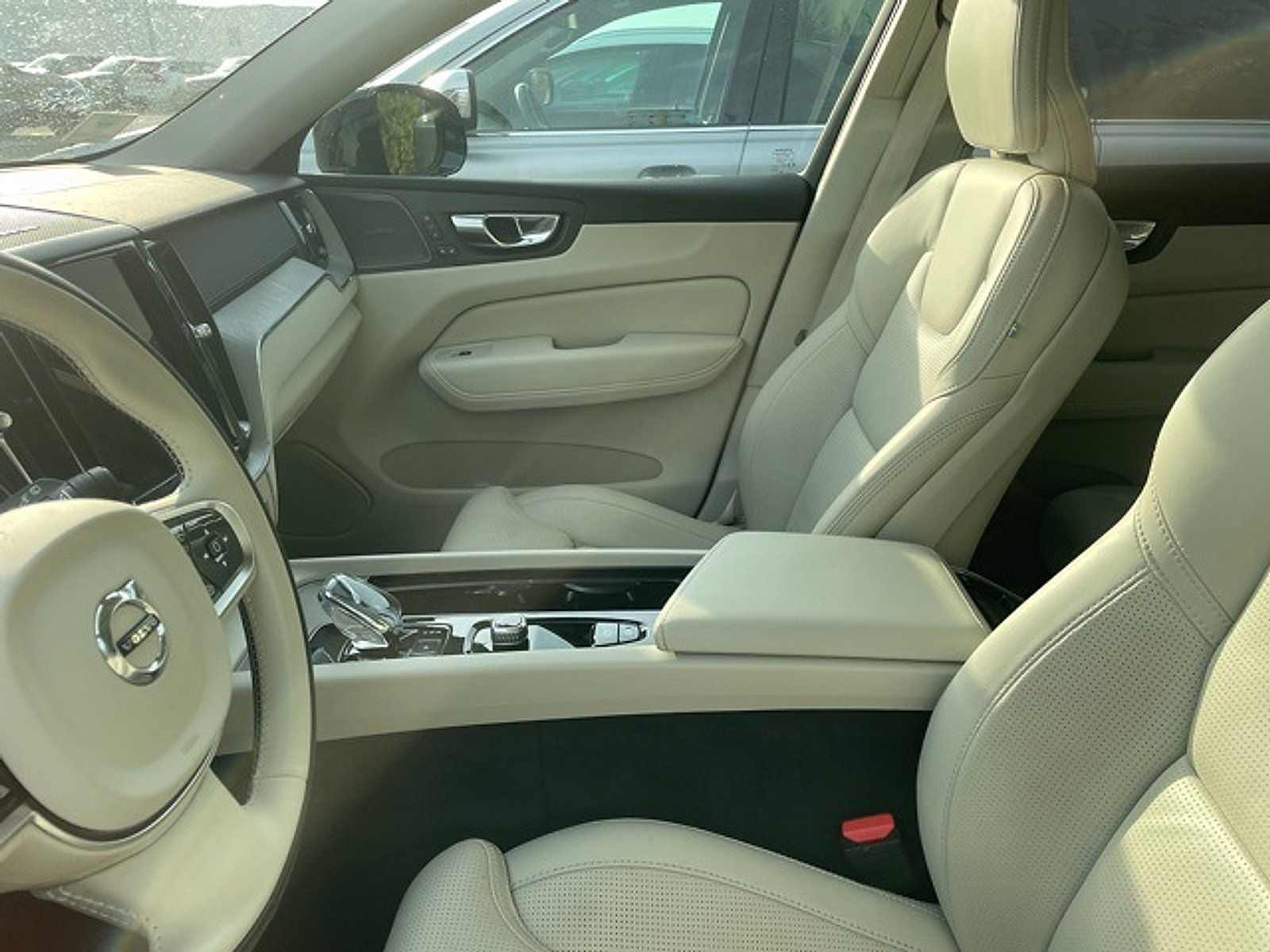 Used 2023 Volvo XC60 B5 Ultimate w/ Climate Package image 4