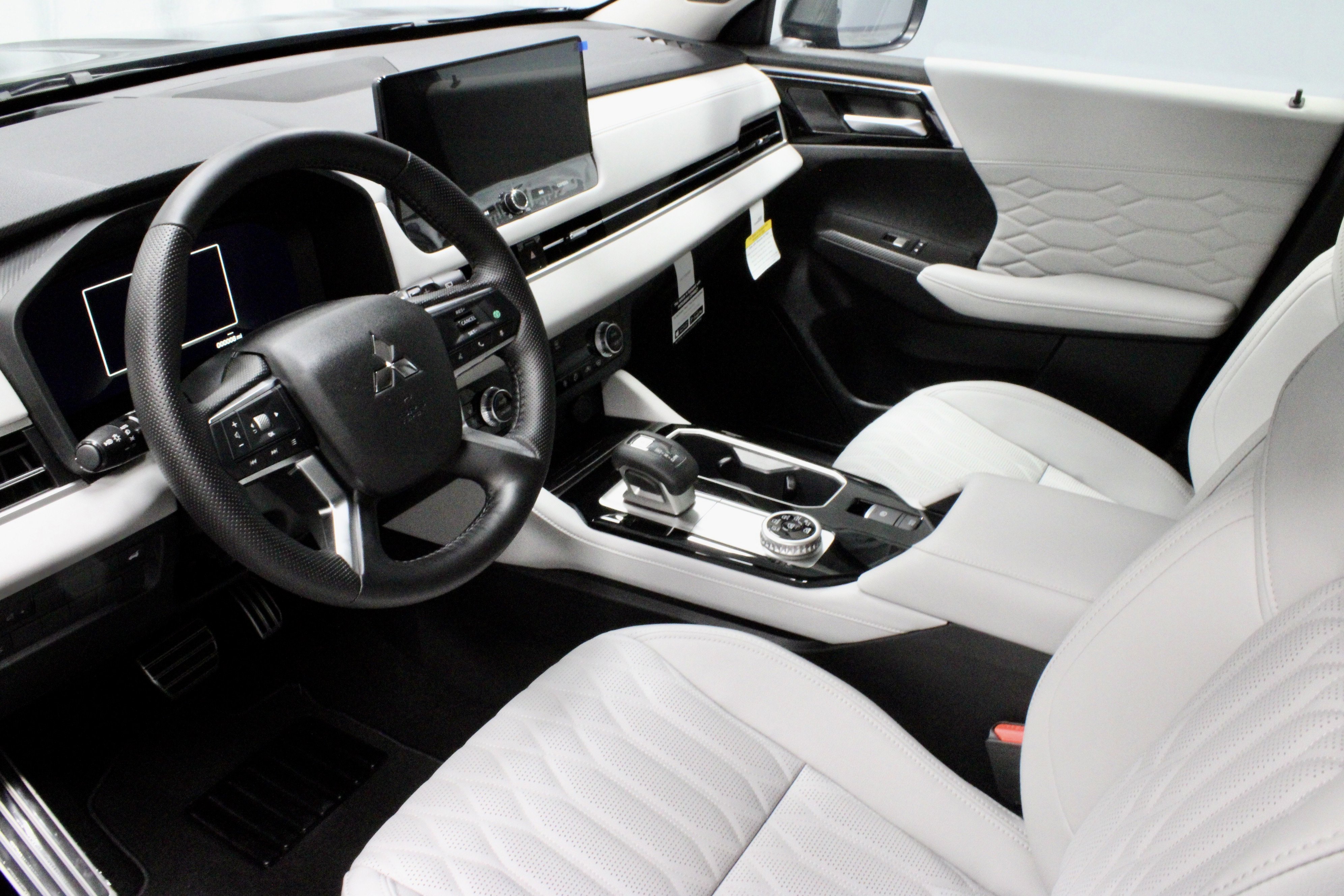 New 2025 Mitsubishi Outlander AWD image 16