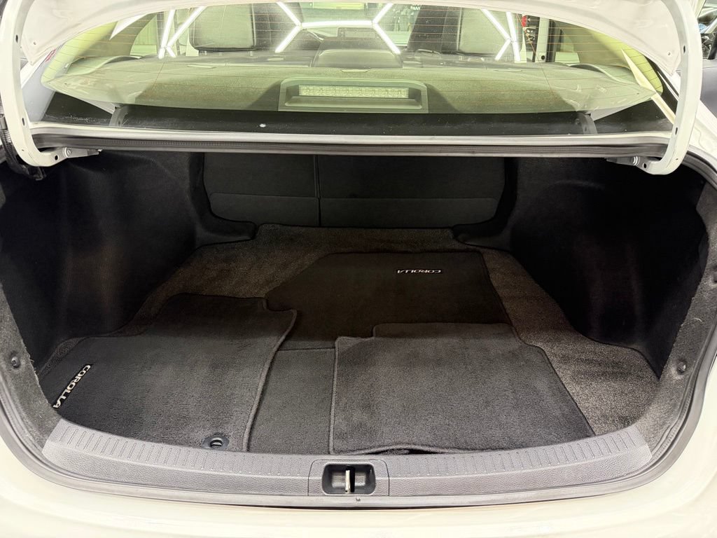 Used 2020 Toyota Corolla XLE w/ Carpet Mat Package (TMS) FWD image 41