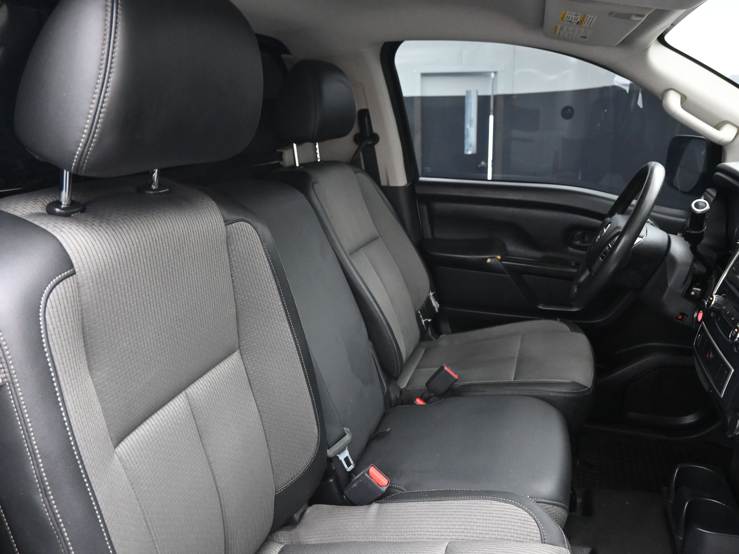 Used 2019 Nissan Titan S image 18