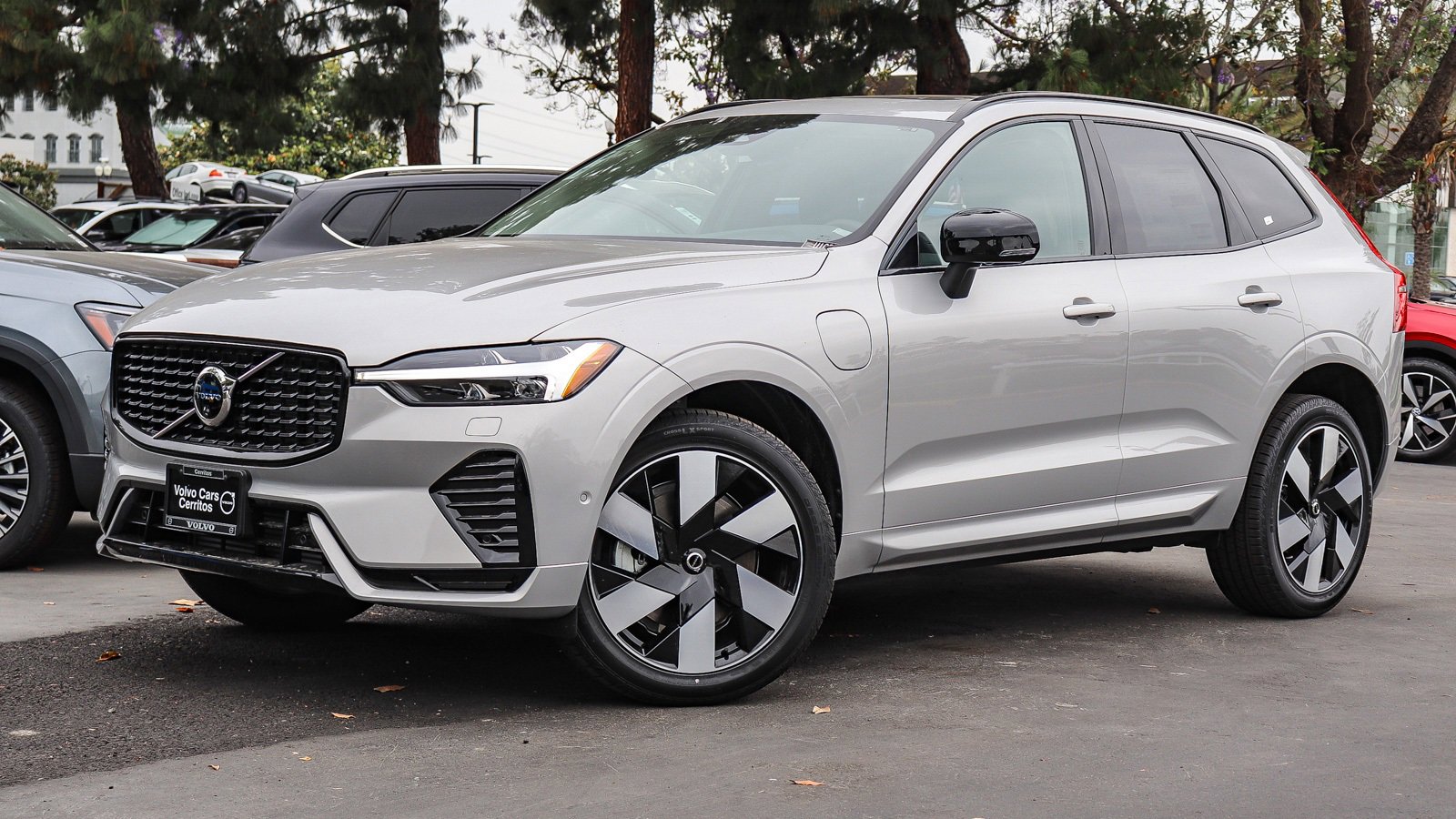 New 2025 Volvo XC60 T8 Plus w/ Climate Package PRO