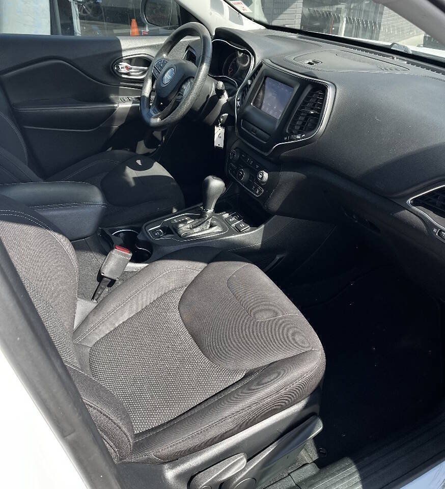 Used 2019 Jeep Cherokee Latitude w/ Popular Appearance Group FWD image 13