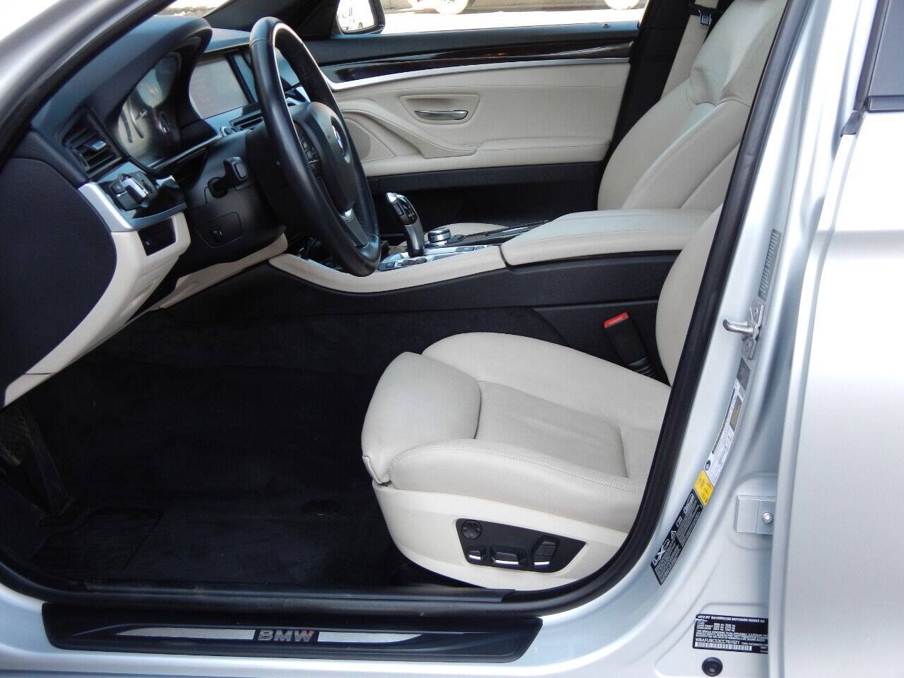 Used 2012 BMW 550i xDrive Sedan AWD/4WD image 27