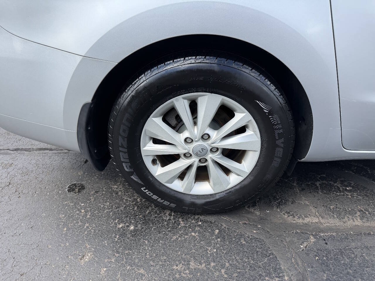 Used 2016 Kia Sedona LX w/ Option Group 020 FWD image 11