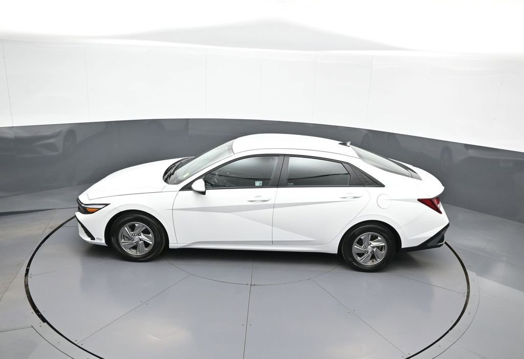 Certified 2025 Hyundai Elantra SE image 40