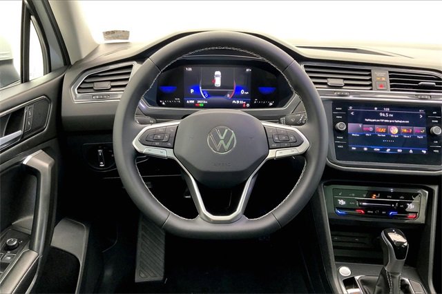 Certified 2023 Volkswagen Tiguan SE w/ Panoramic Sunroof Package image 5
