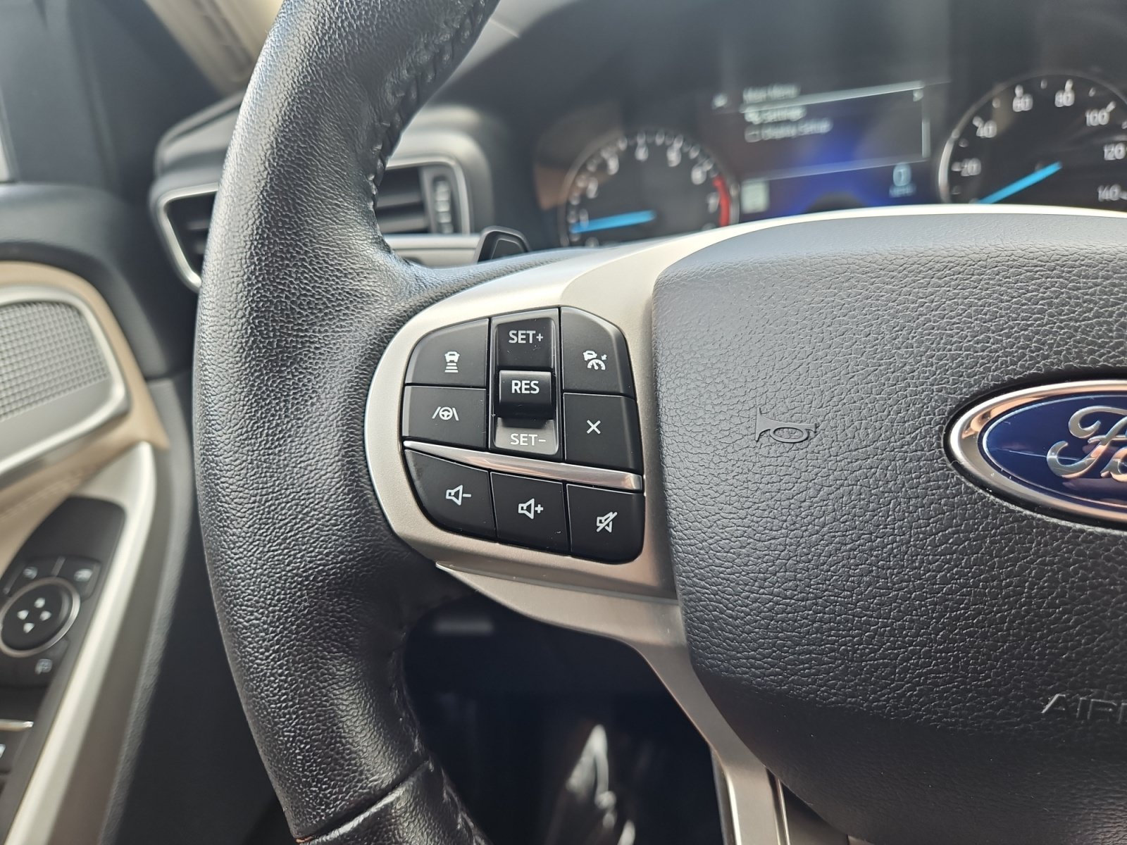 Used 2021 Ford Explorer Limited w/ Equipment Group 301A AWD/4WD image 31