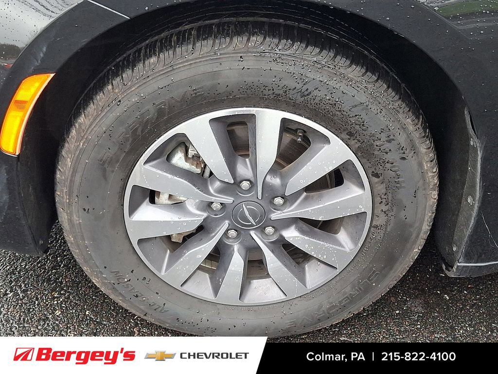 Used 2023 Chrysler Pacifica Touring-L image 10