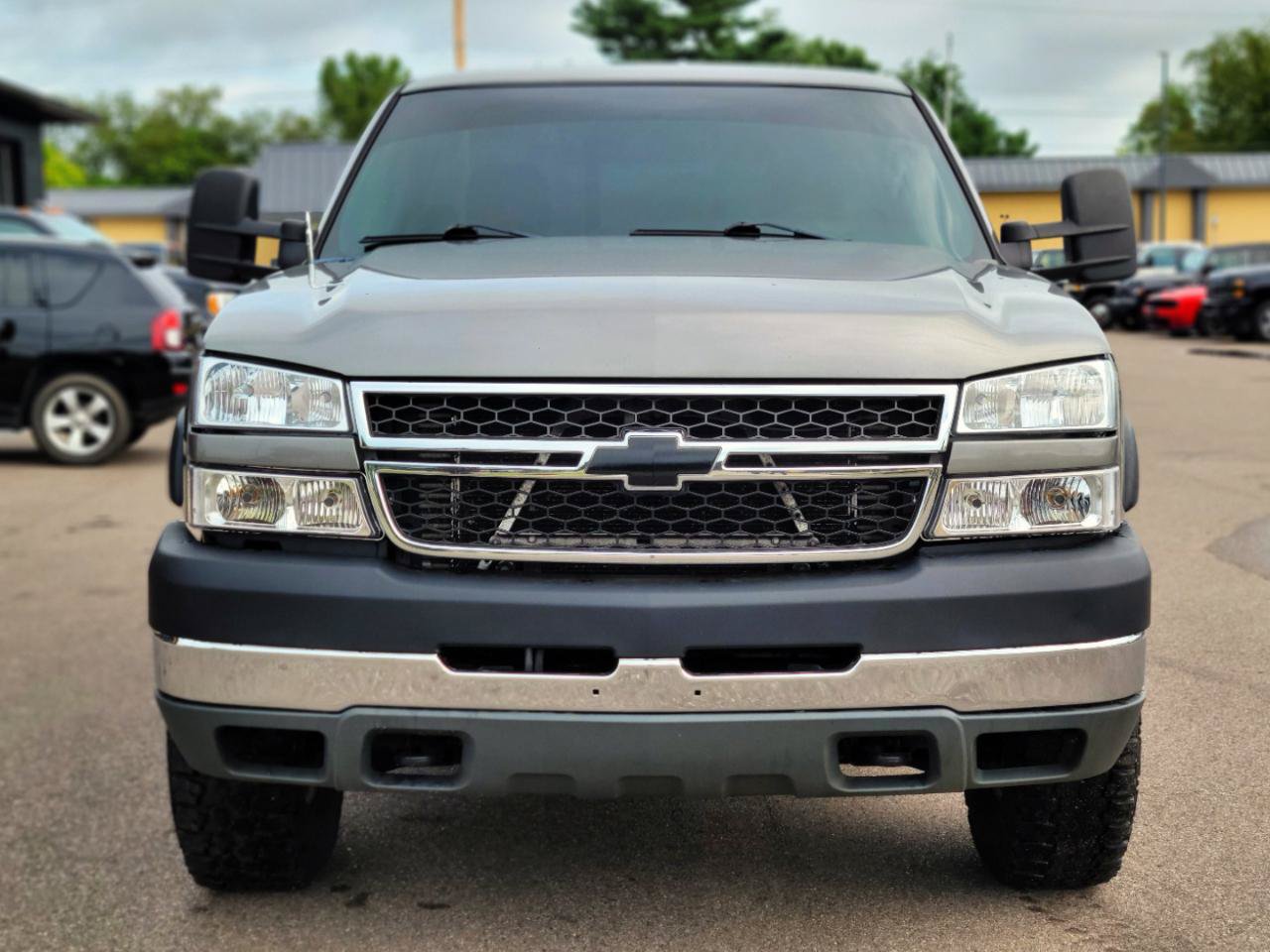Used 2006 Chevrolet Silverado 2500 W/T w/ Heavy-Duty Power Package AWD/4WD image 2