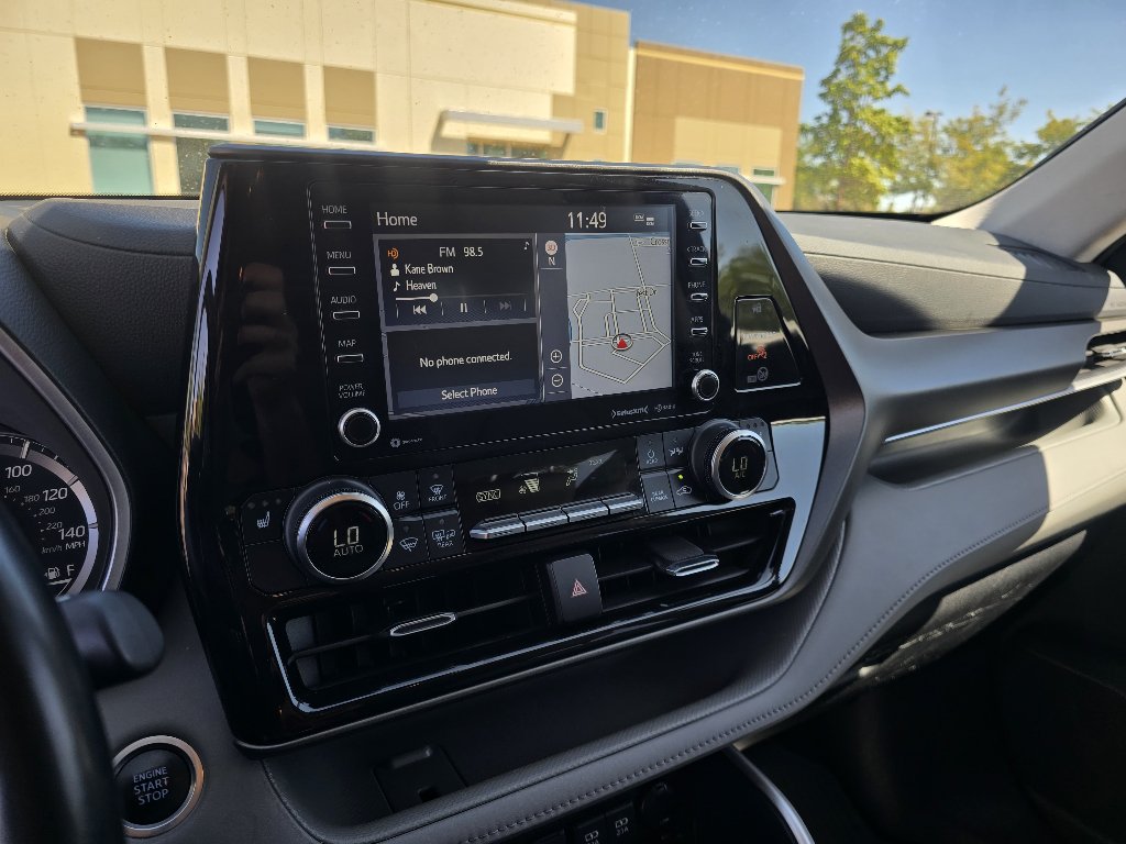 Used 2021 Toyota Highlander XLE AWD/4WD image 23