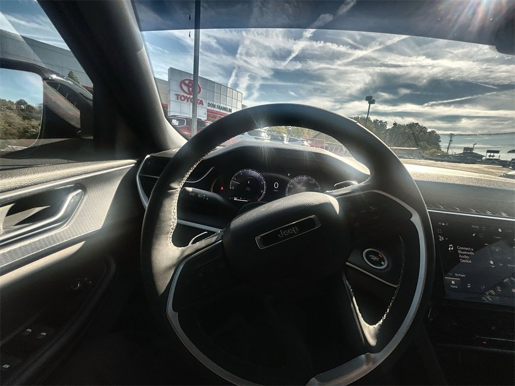 Used 2025 Jeep Grand Cherokee L Laredo image 15