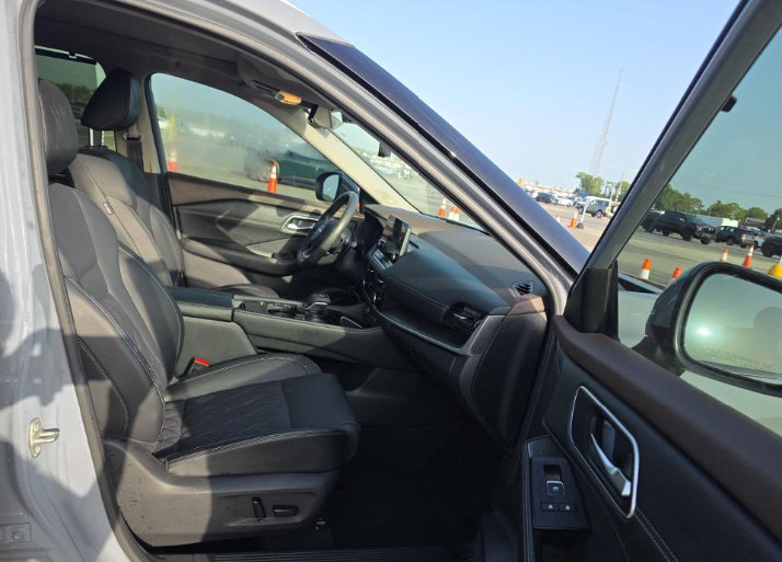 Used 2023 Nissan Rogue Platinum w/ Platinum Premium Package FWD image 12