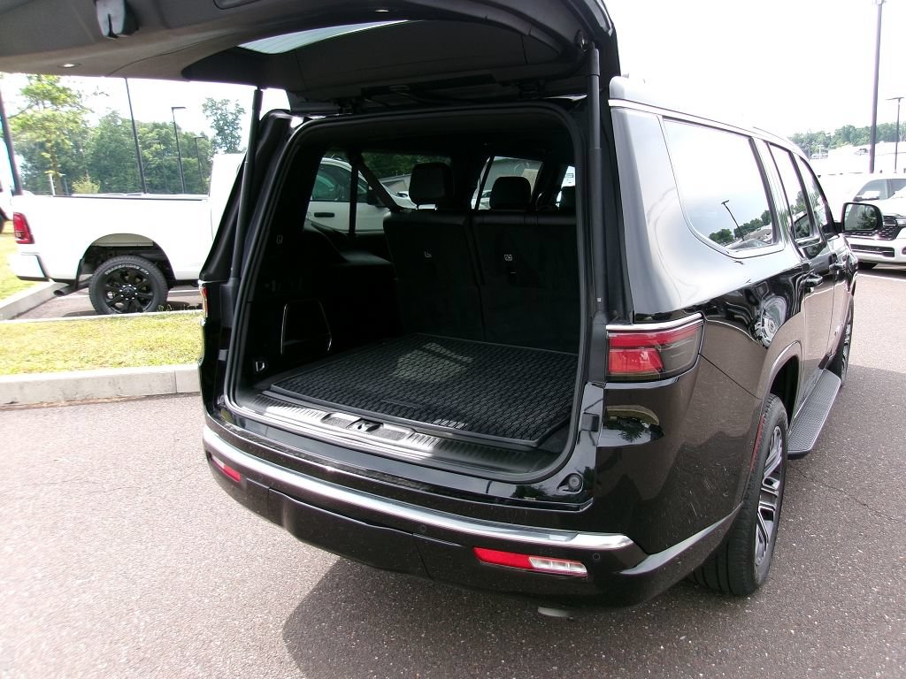 Certified 2024 Jeep Wagoneer L Series II w/ Flexible Seating Group AWD/4WD image 18