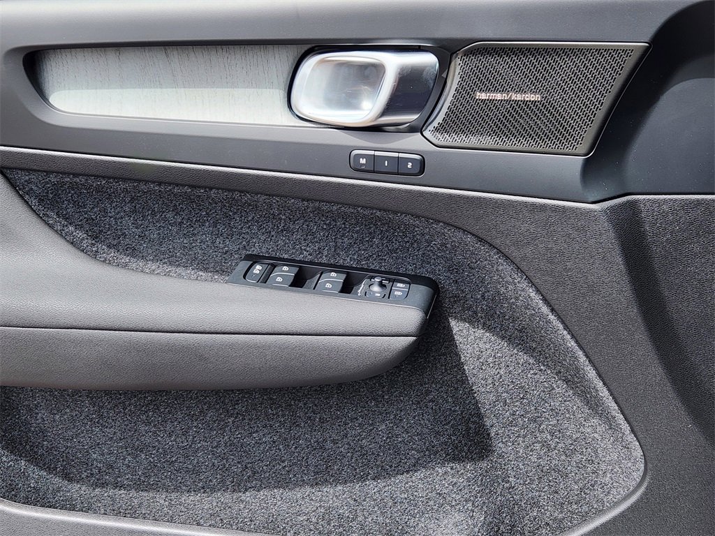 New 2025 Volvo XC40 B5 Ultra w/ Climate Package image 3