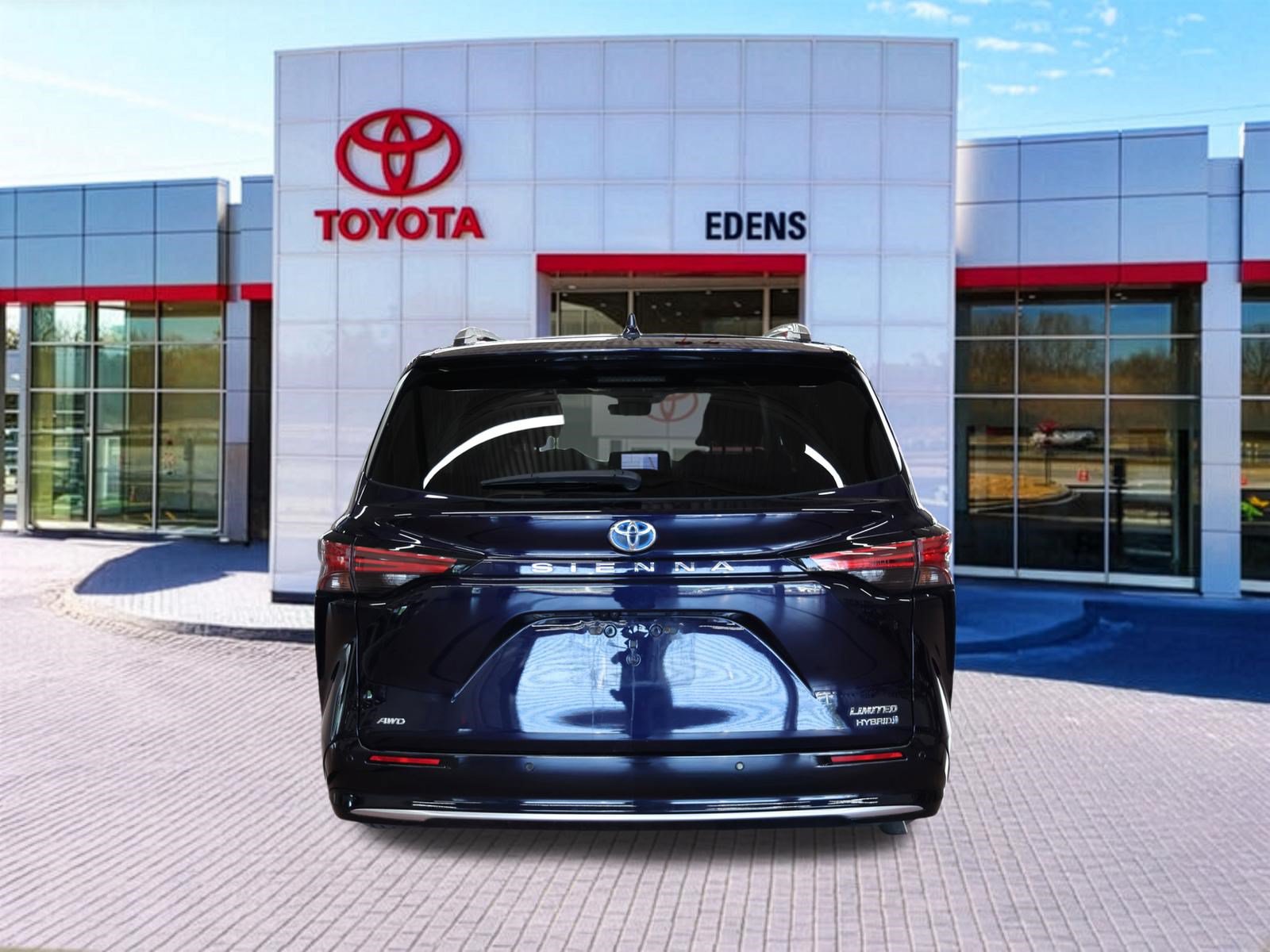 Certified 2023 Toyota Sienna Limited AWD/4WD image 4