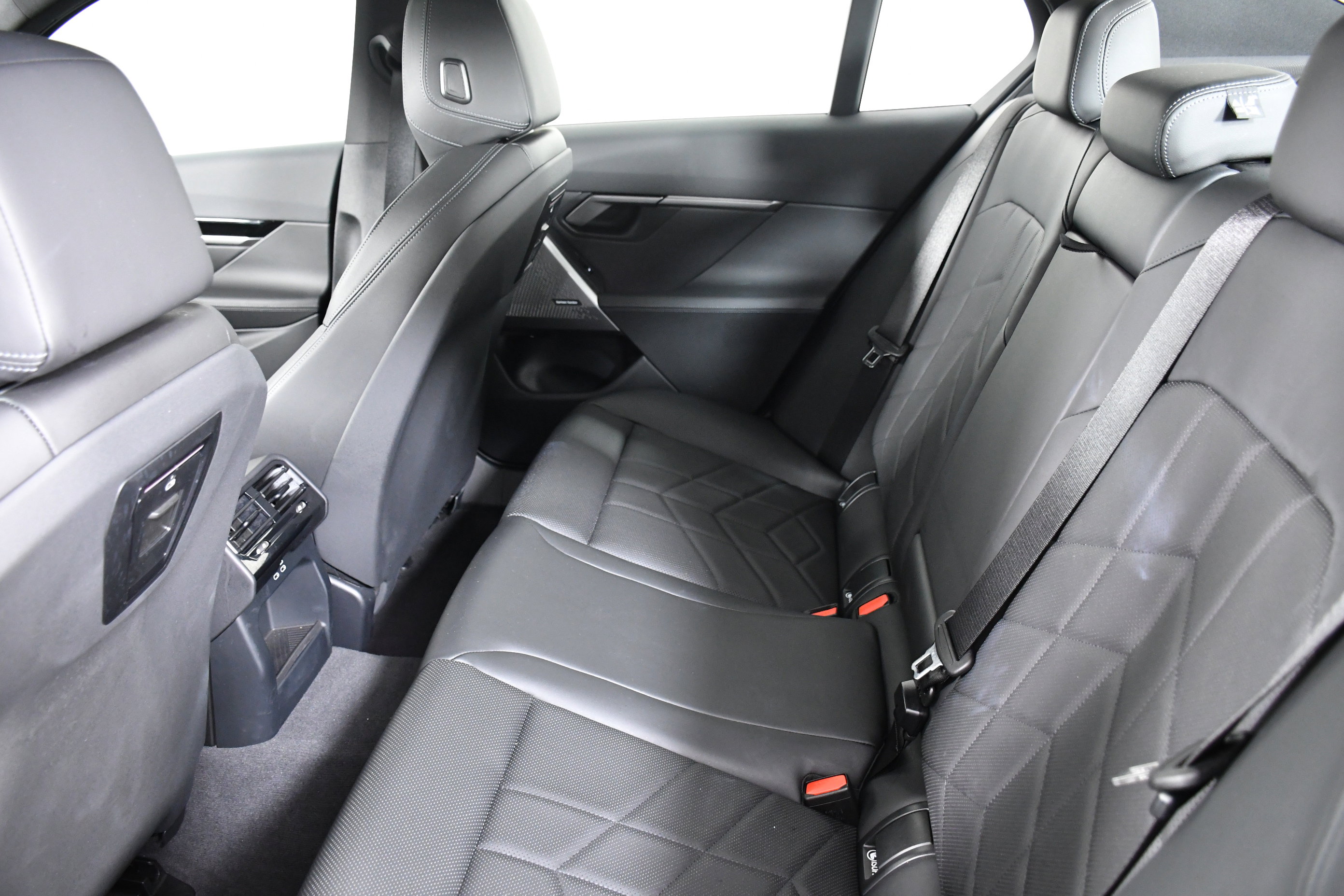 Used 2025 BMW 530i w/ Premium Package image 23