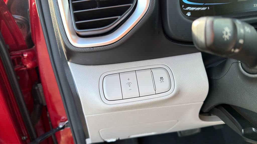 Used 2025 Hyundai Venue SEL FWD image 28