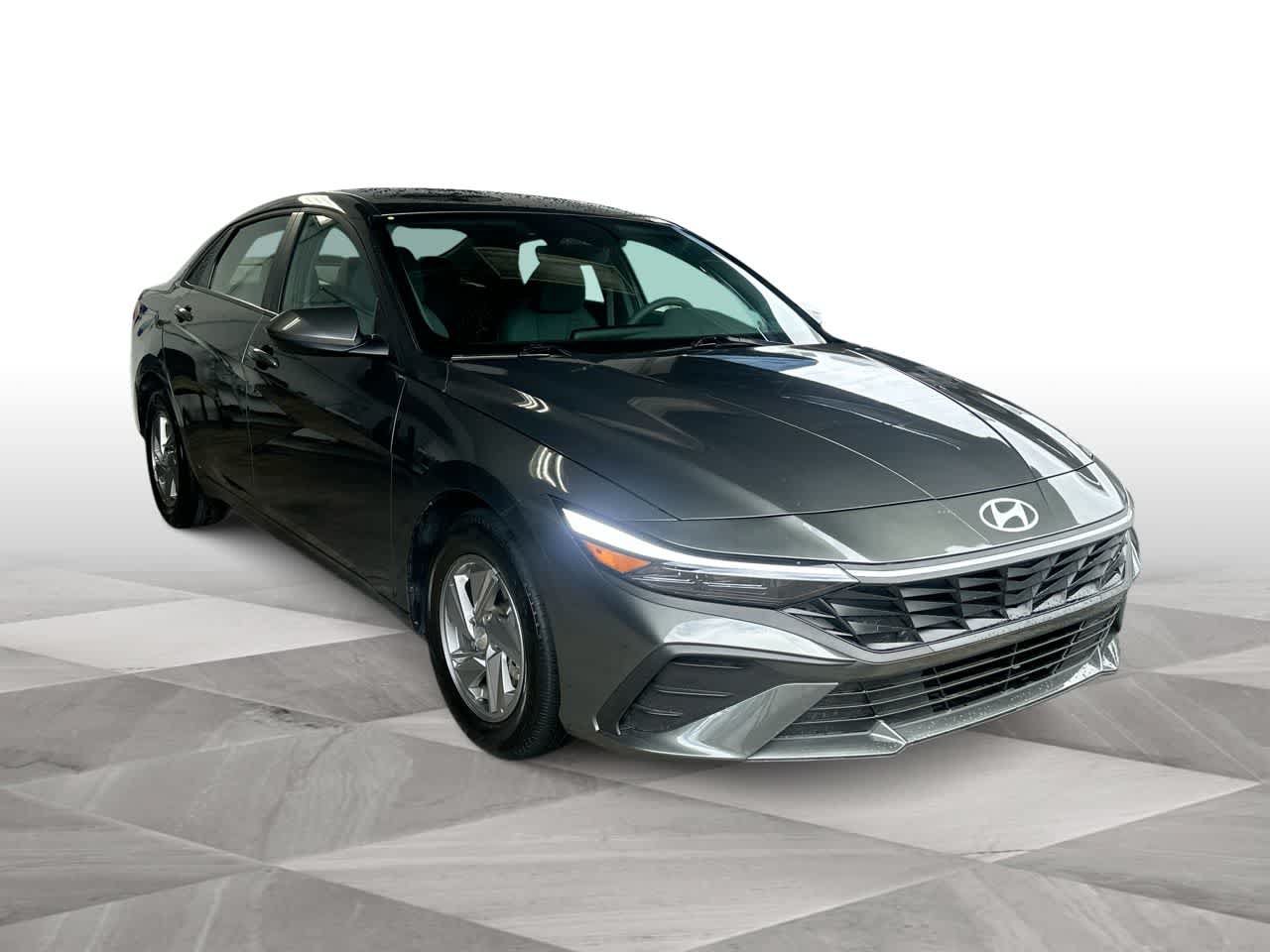 Used 2025 Hyundai Elantra SE FWD image 2