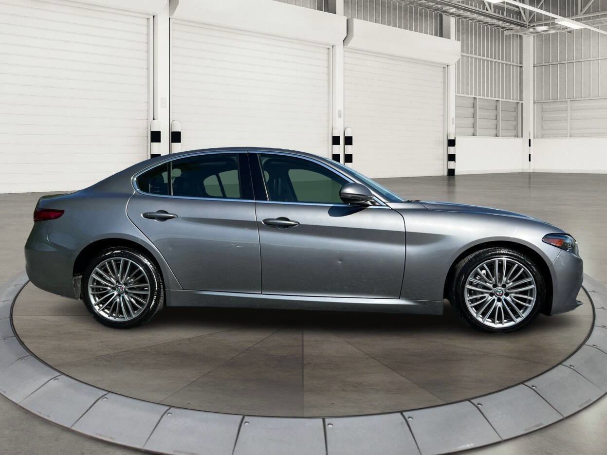 Used 2018 Alfa Romeo Giulia Ti w/ Quick Order Package 22X Lusso image 2