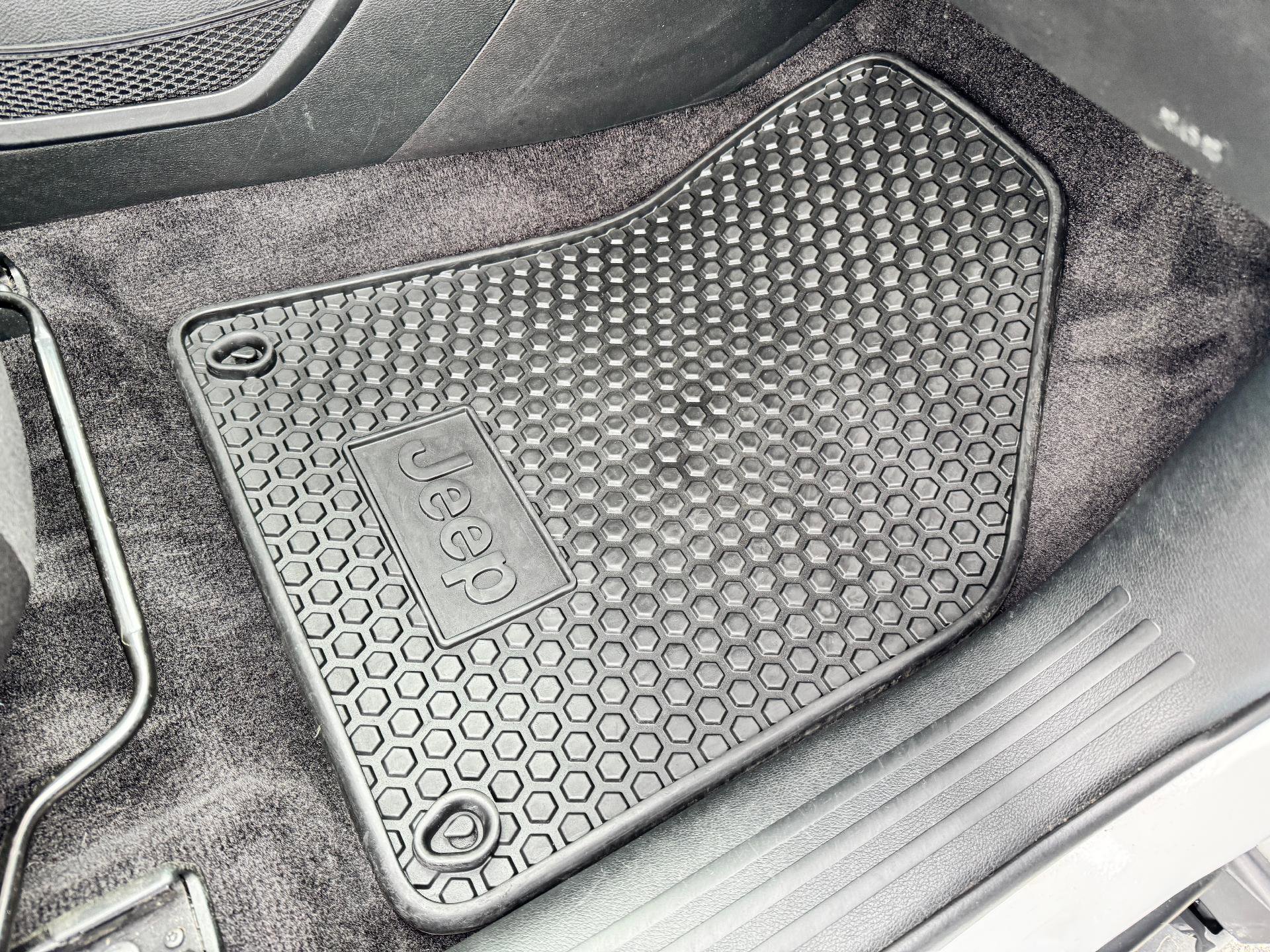 Used 2018 Jeep Cherokee Latitude w/ Cold Weather Group image 18