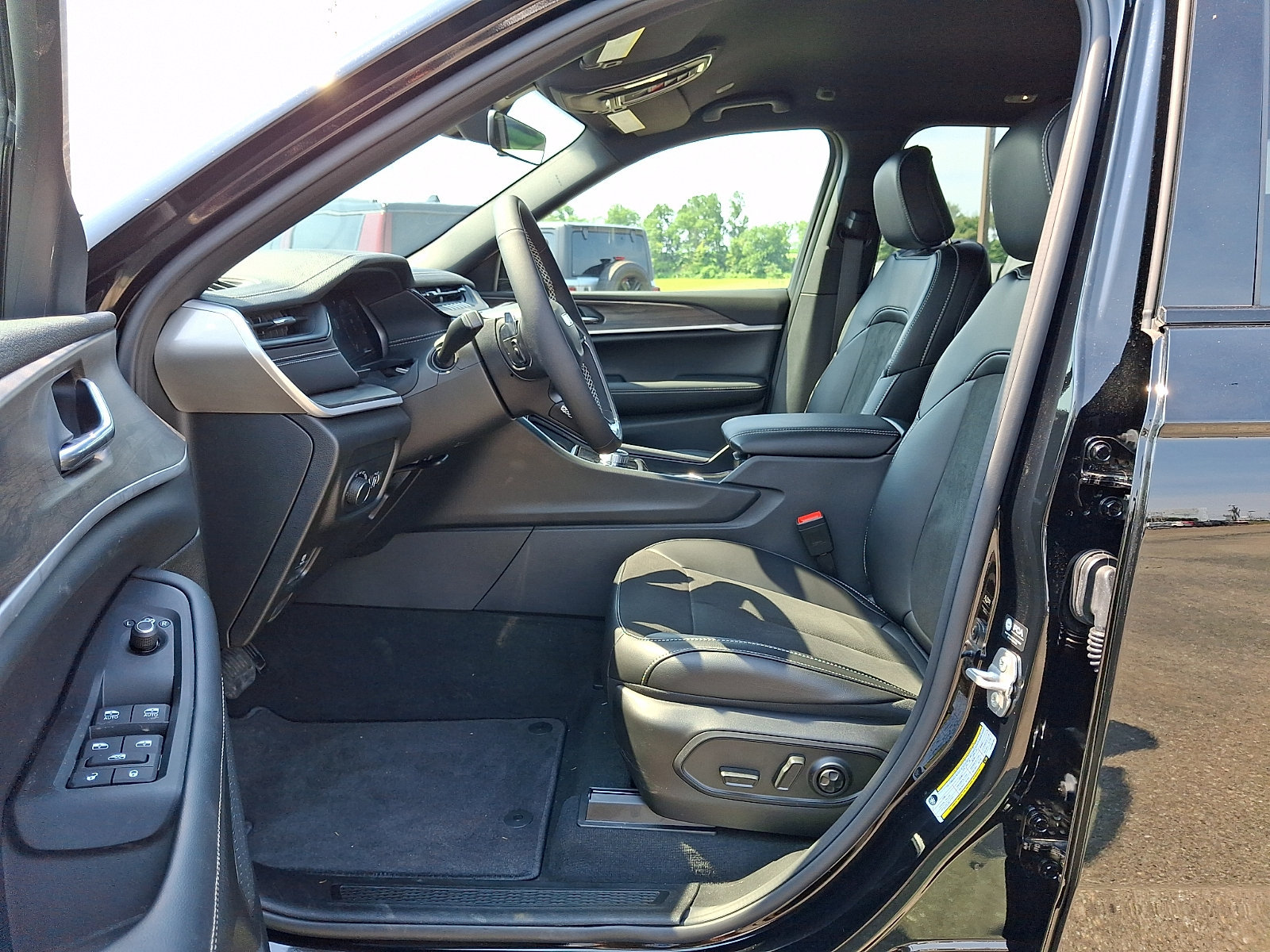 New 2026 Jeep Grand Cherokee Altitude AWD/4WD image 8