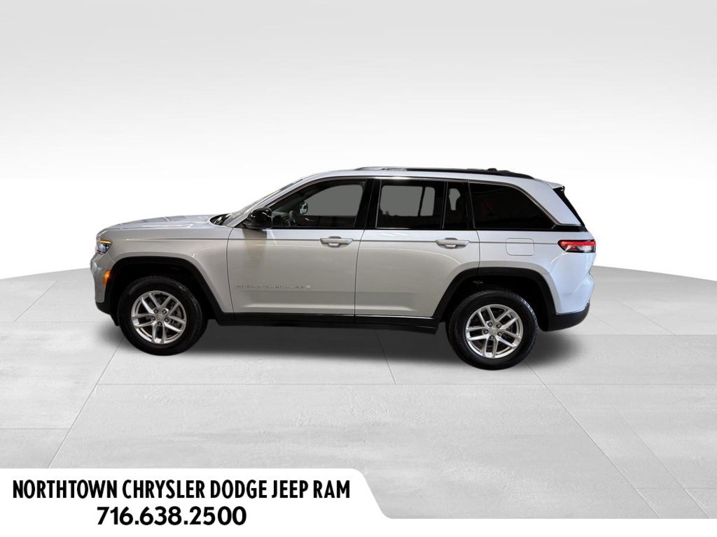 Used 2025 Jeep Grand Cherokee Laredo X AWD/4WD image 2