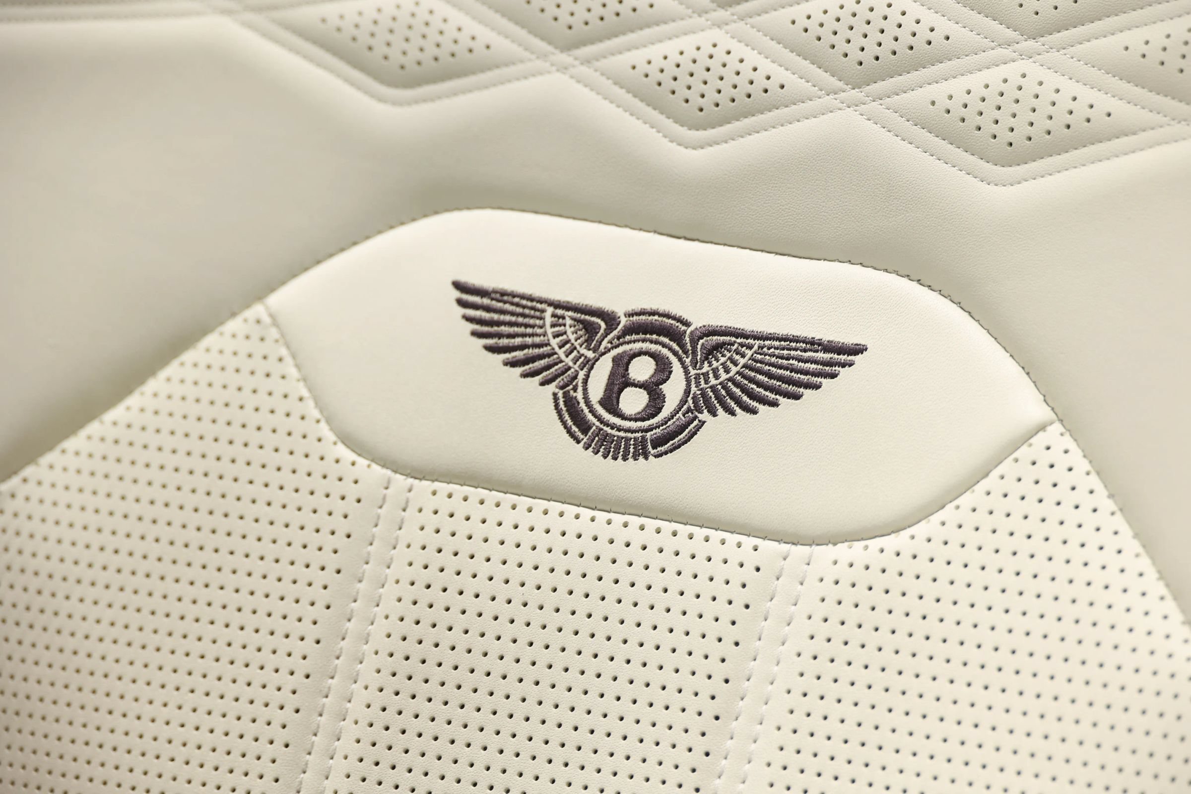Used 2023 Bentley Bentayga Extended Wheelbase AWD/4WD image 22