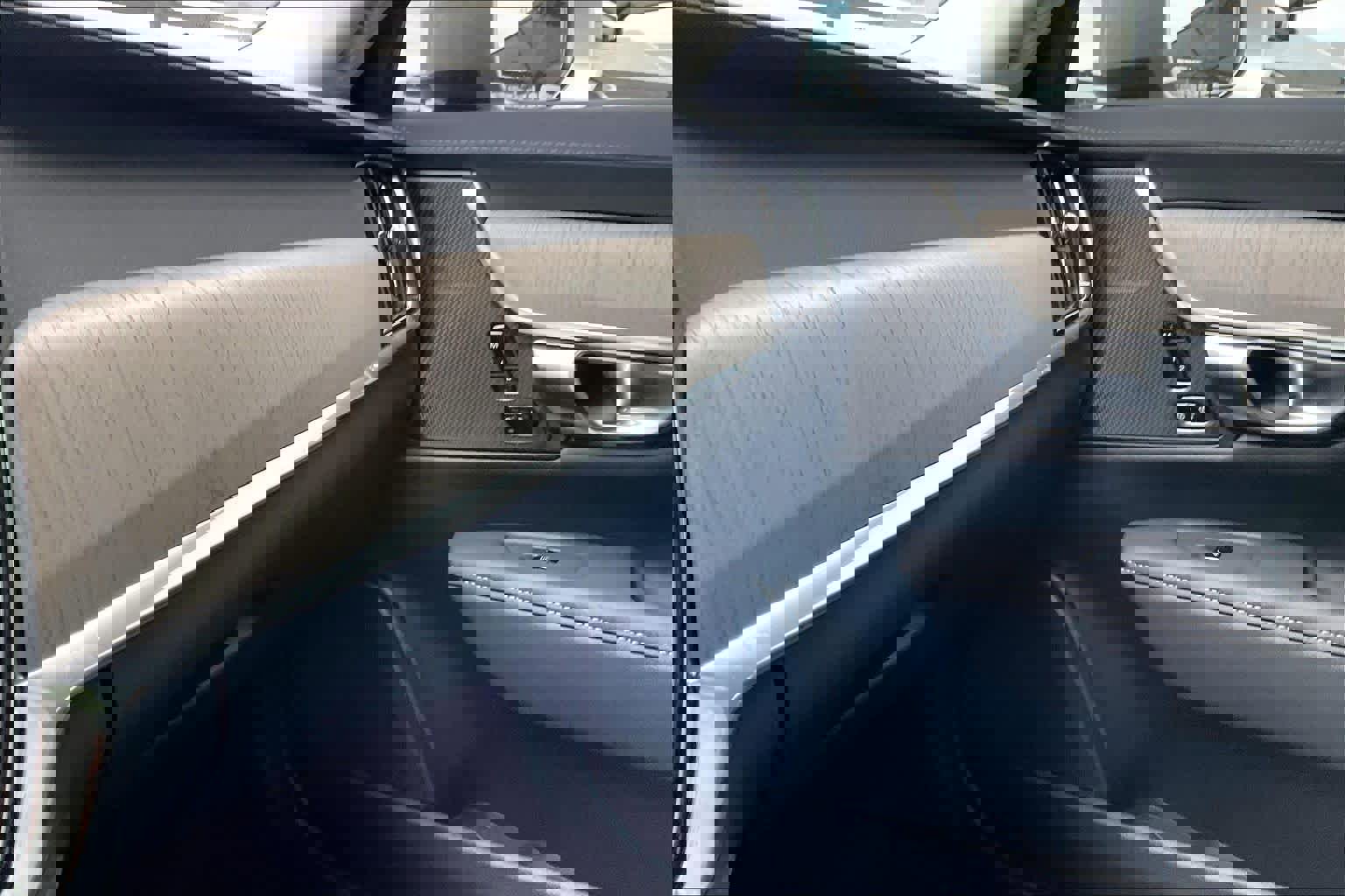 Used 2025 Volvo V90 B6 Cross Country Ultra w/ Protection Package Premier image 33