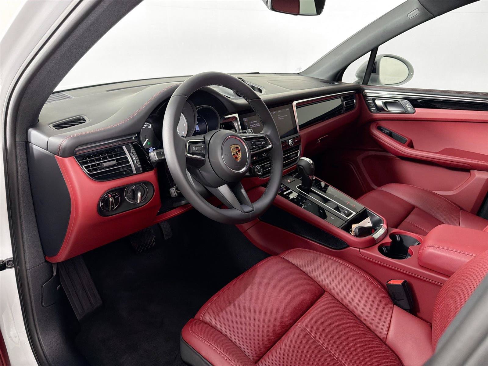 Certified 2025 Porsche Macan S AWD/4WD image 4
