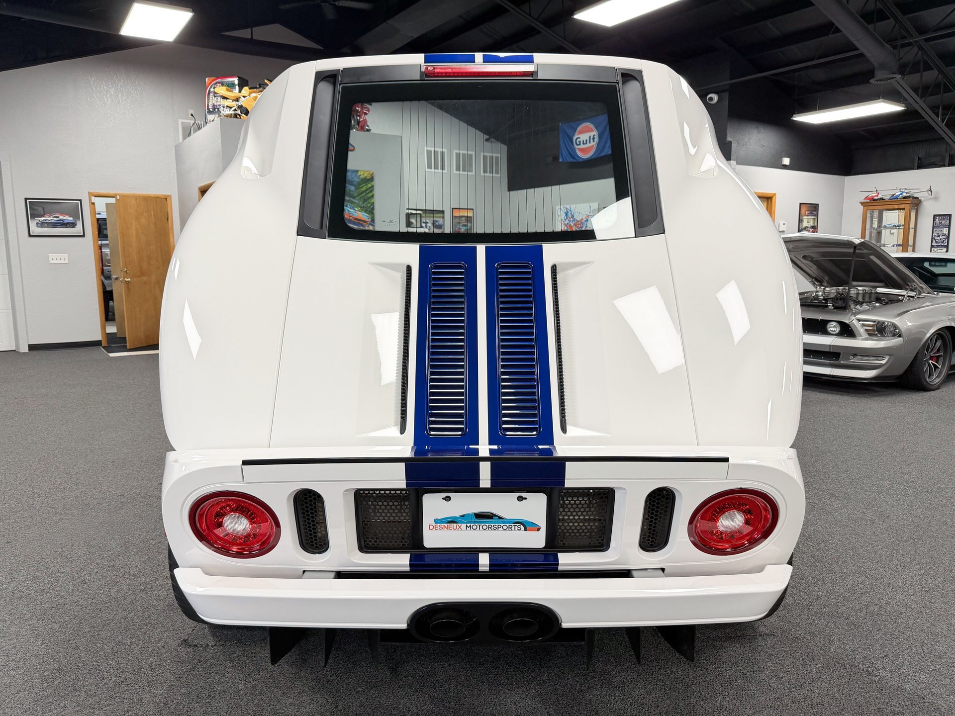 Used 2005 Ford GT RWD image 15