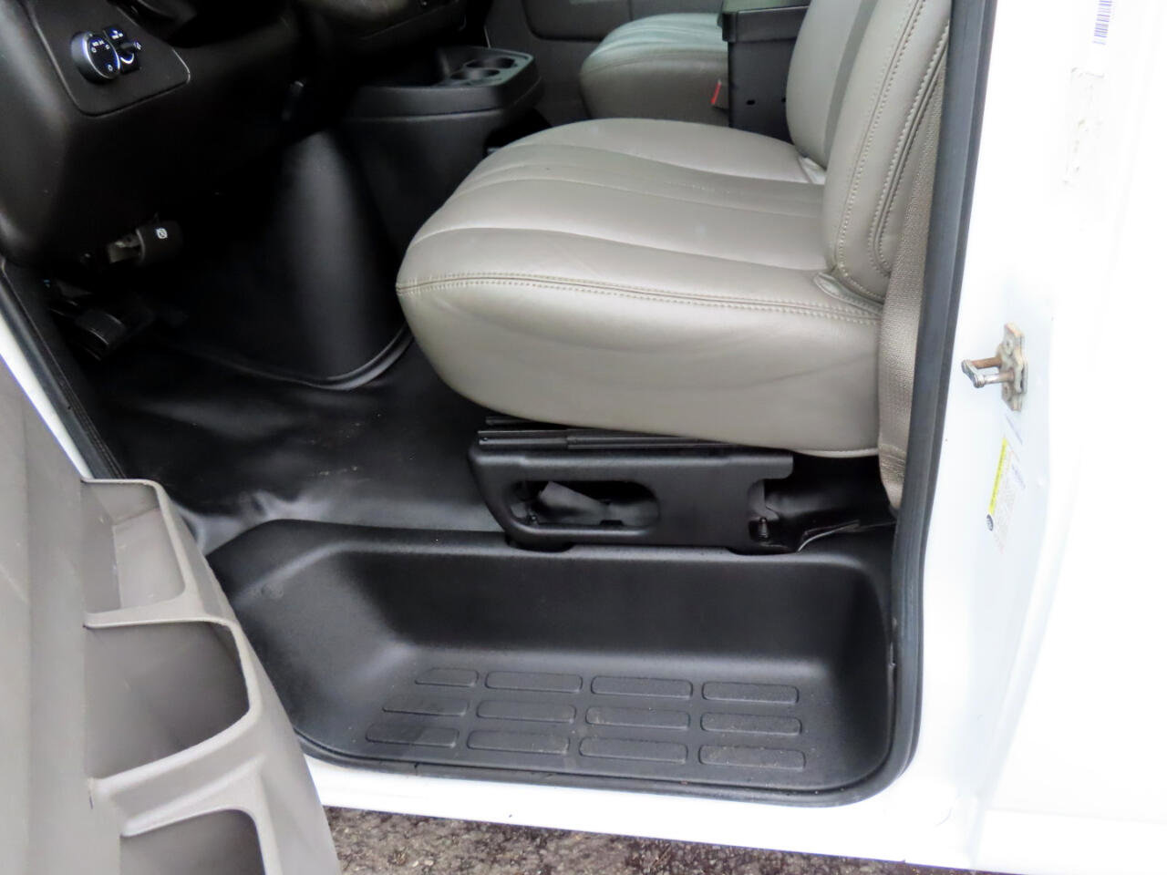 Used 2016 Chevrolet Express 2500 image 12