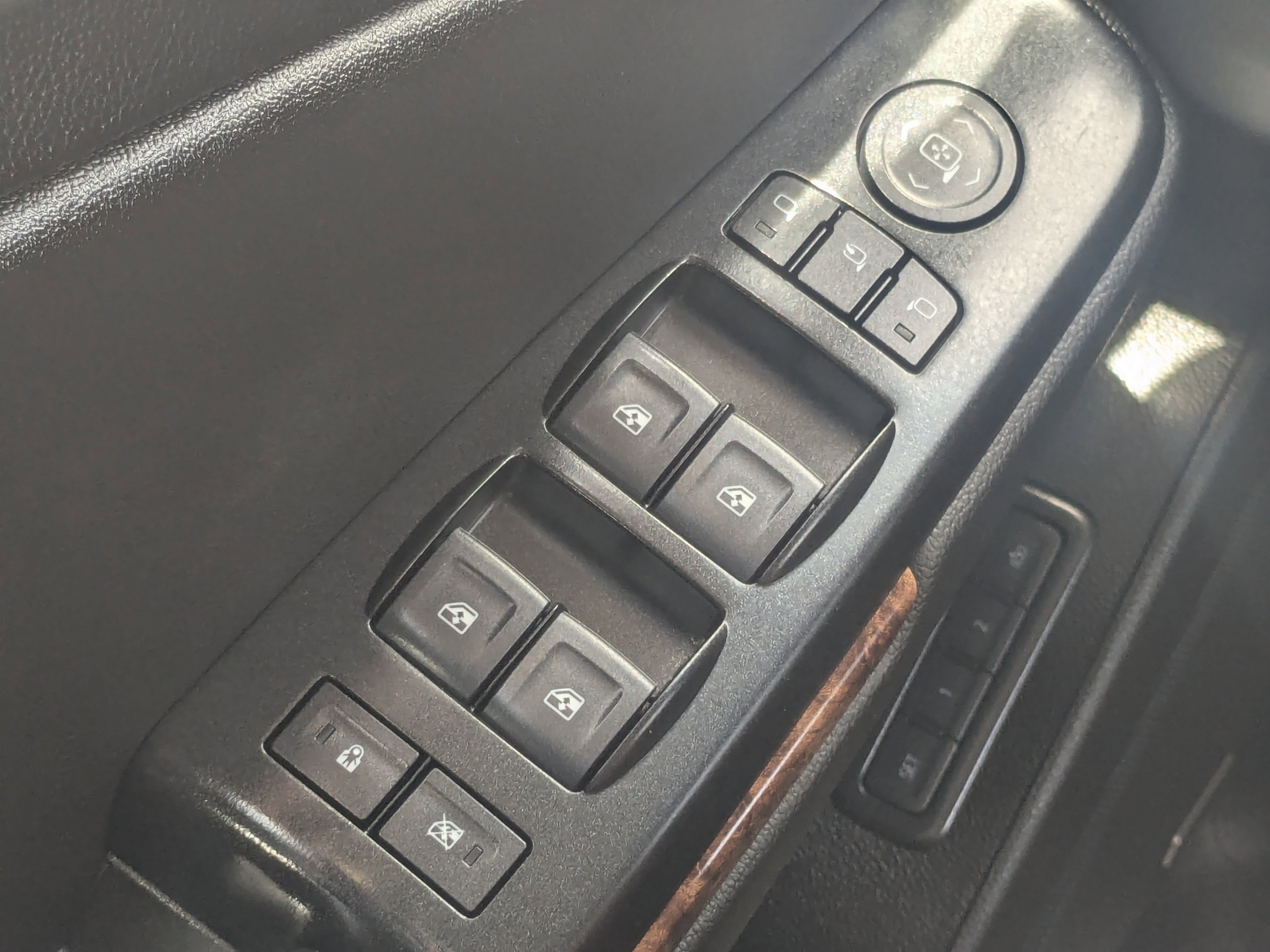 Used 2020 Chevrolet Suburban Premier image 33