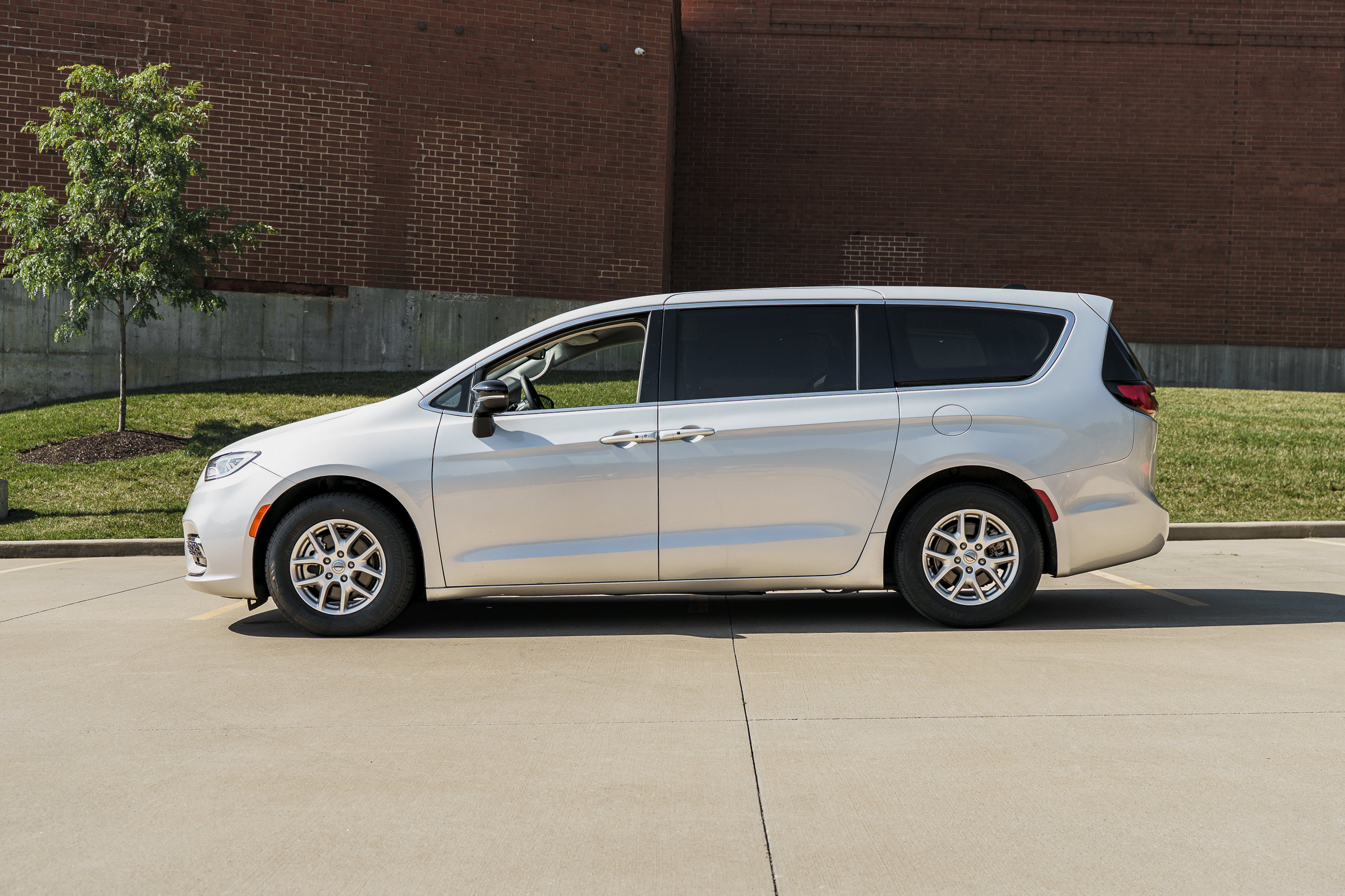 Used 2024 Chrysler Pacifica Touring-L FWD image 6