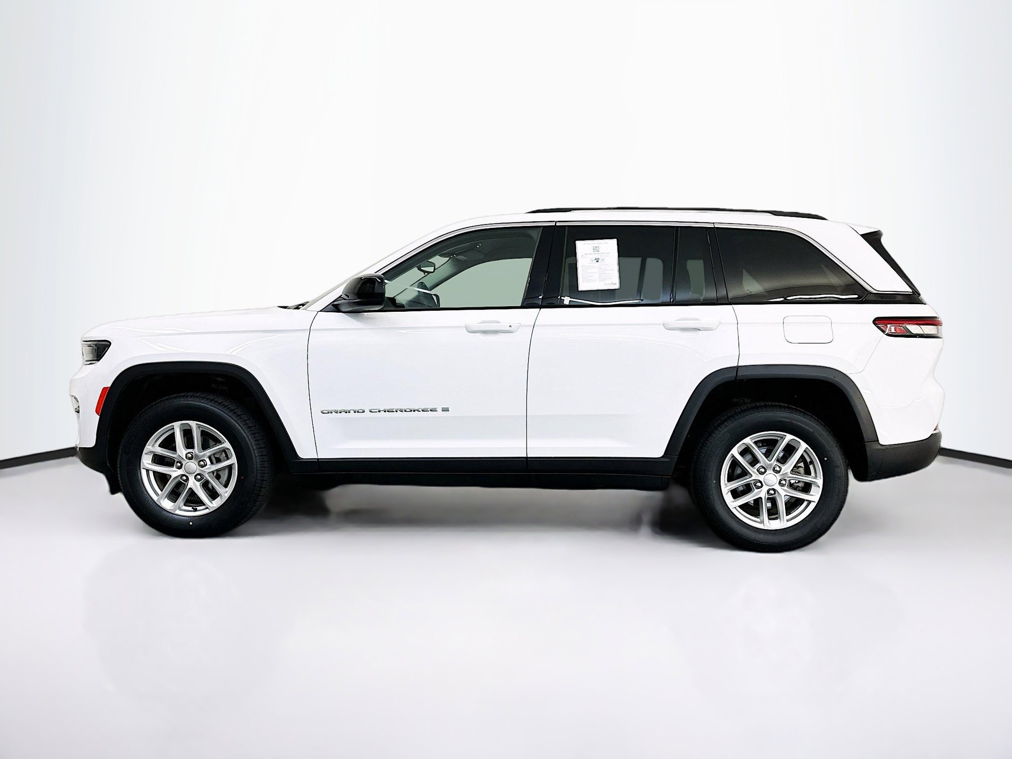 Used 2023 Jeep Grand Cherokee Laredo image 4